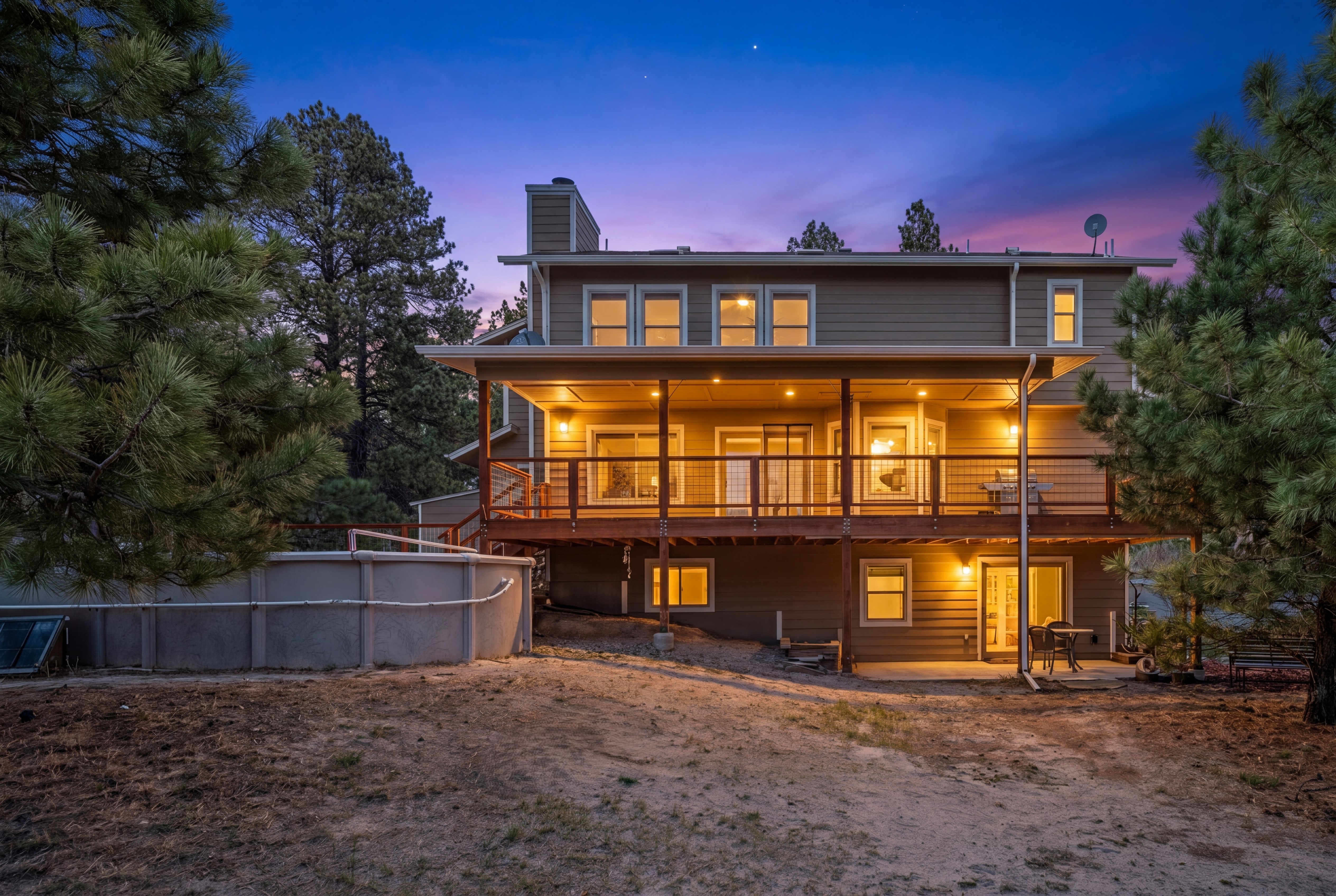  Set behind a gated entry on two and a half wooded acres - 物件實景