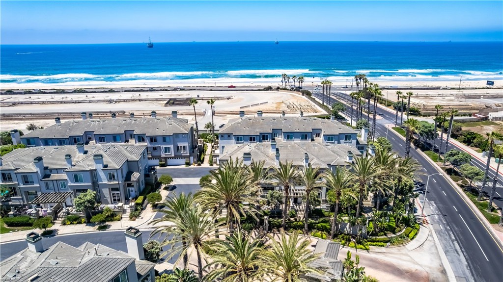 Huntington Beach, California, 92648, United States, 2 Bedrooms Bedrooms, ,3 BathroomsBathrooms,Residential,For Sale,1992033