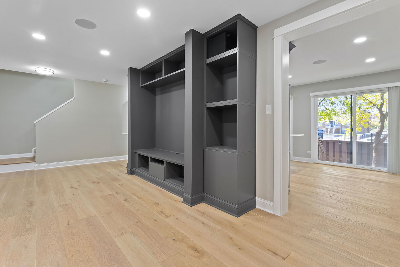 Chicago, Illinois, 60614, United States, 3 Bedrooms Bedrooms, ,2 BathroomsBathrooms,Residential,For Sale,1988953