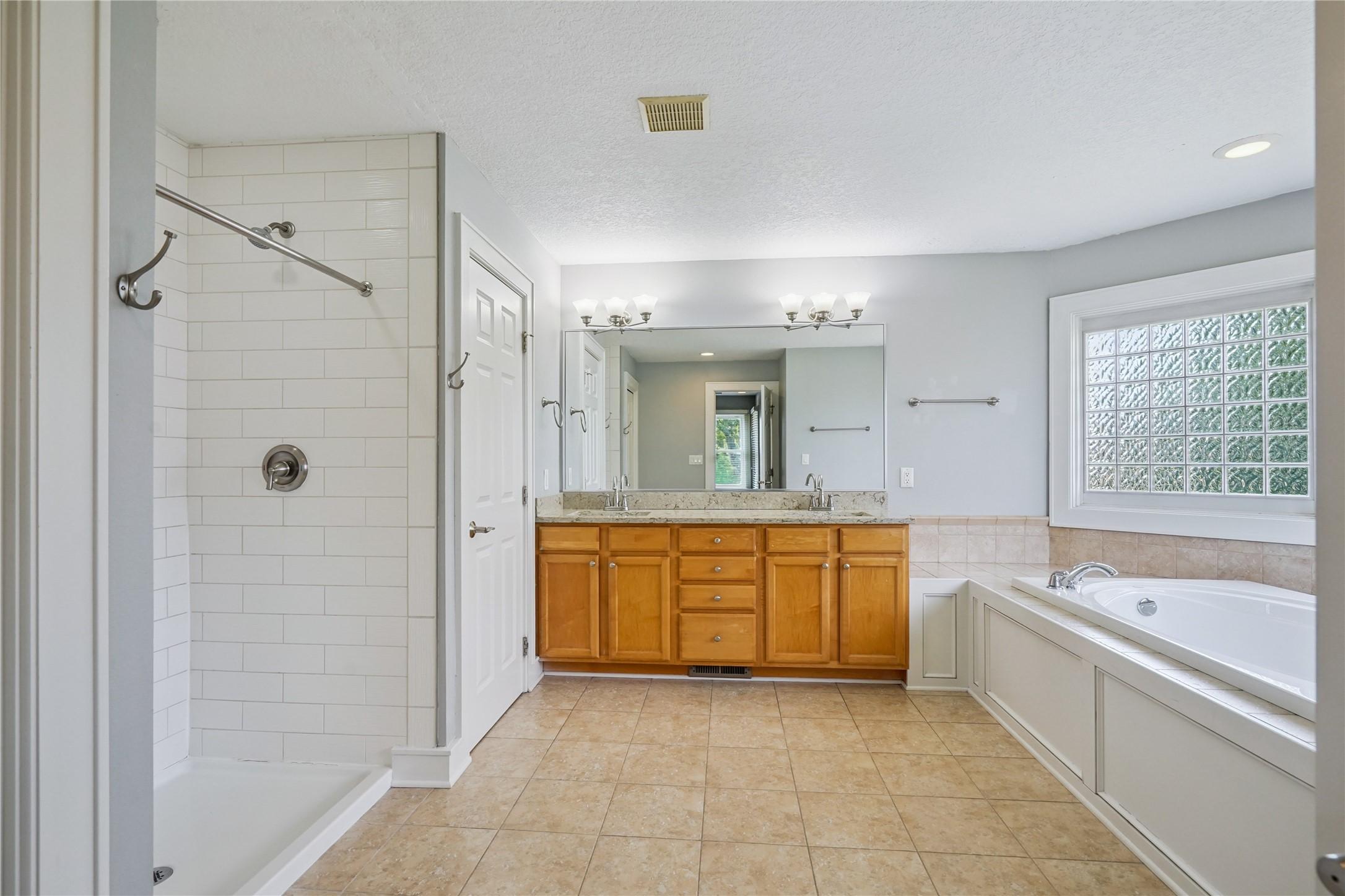 Urbandale, Iowa, 50323, United States, 5 Bedrooms Bedrooms, ,5 BathroomsBathrooms,Residential,For Sale,1978206