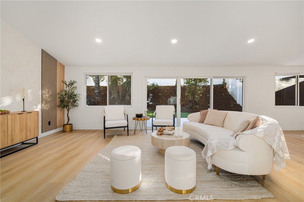 Woodland Hills, California, 91367, United States, 3 Bedrooms Bedrooms, ,2 BathroomsBathrooms,Residential,For Sale,1991959