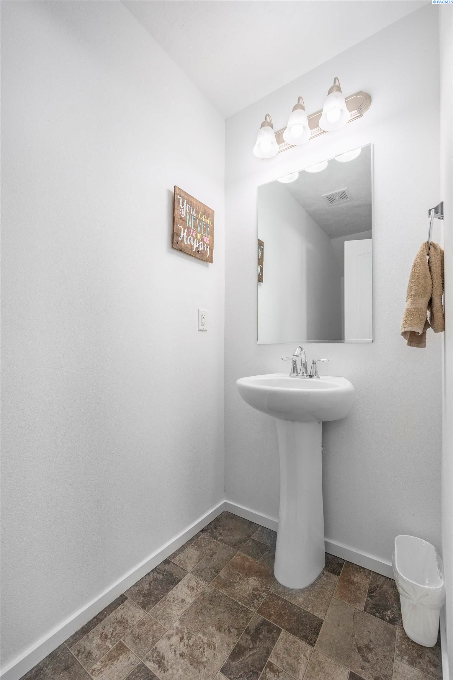 Pasco, Washington, 99301, United States, 4 Bedrooms Bedrooms, ,3 BathroomsBathrooms,Residential,For Sale,1974657