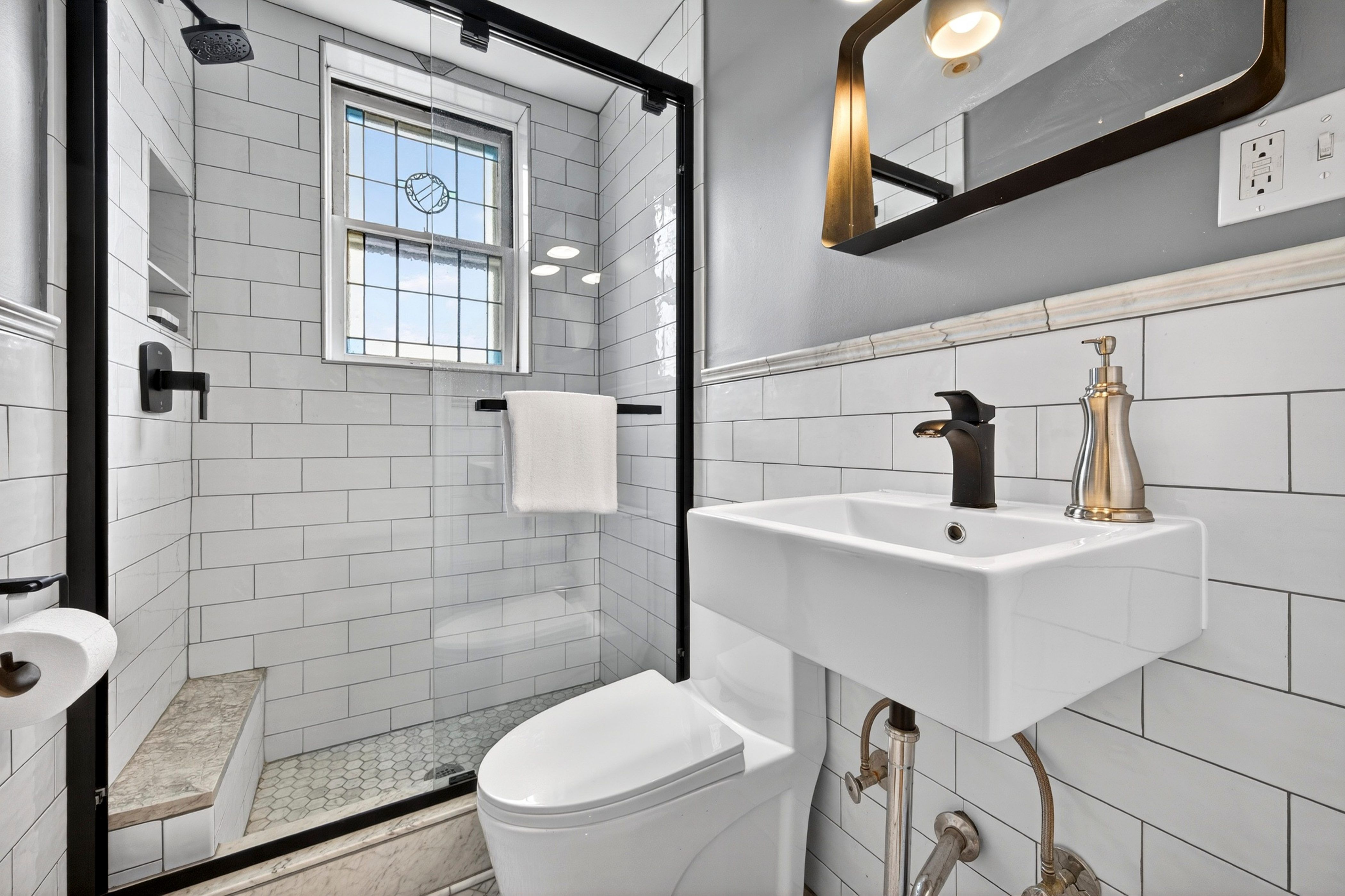  Charming 2-Bed, 2-Bath Second-Floor Unit with Modern Updates - 物件實景