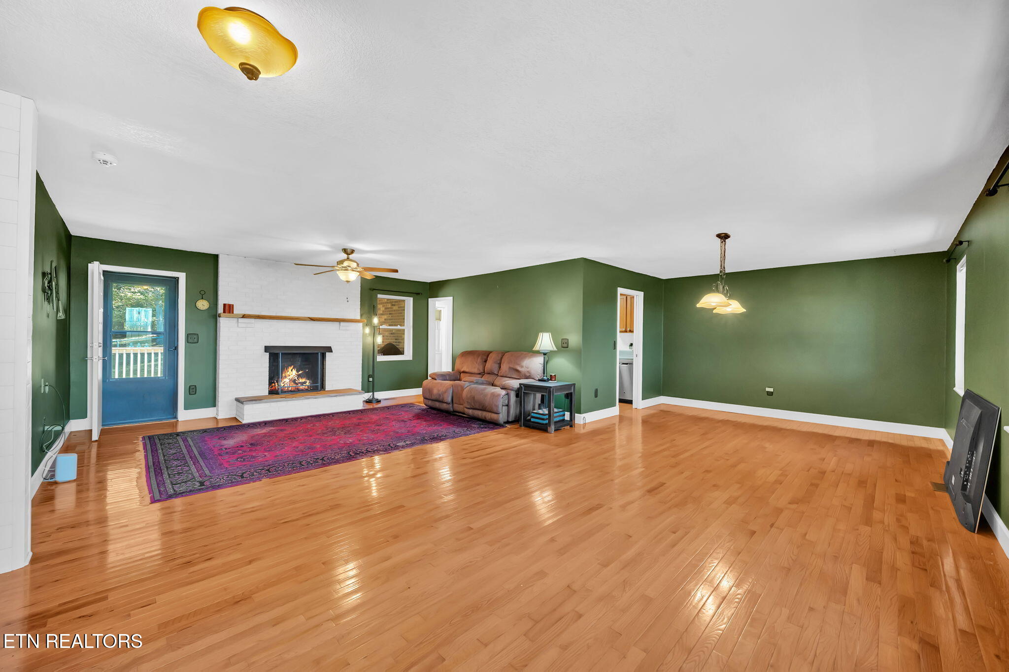 Kingston, Tennessee, 37763, United States, 3 Bedrooms Bedrooms, ,4 BathroomsBathrooms,Residential,For Sale,1964876