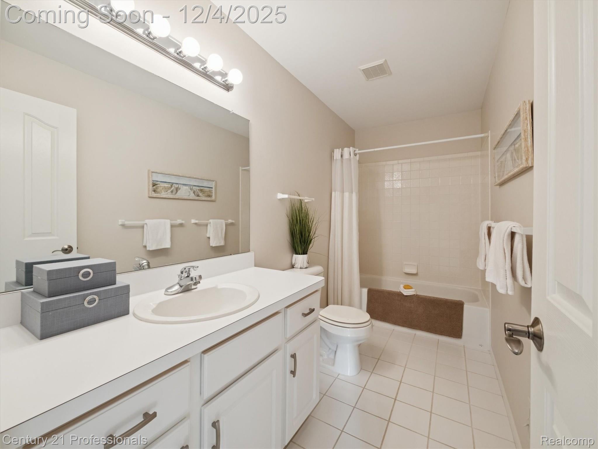 Orion, Michigan, 48360, United States, 4 Bedrooms Bedrooms, ,4 BathroomsBathrooms,Residential,For Sale,2001208