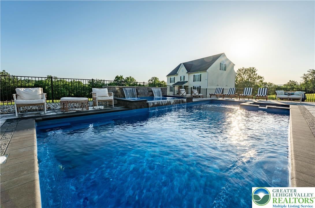 Bushkill Twp, Pennsylvania, 18064, United States, 14 Bedrooms Bedrooms, ,9 BathroomsBathrooms,Residential,For Sale,1903016