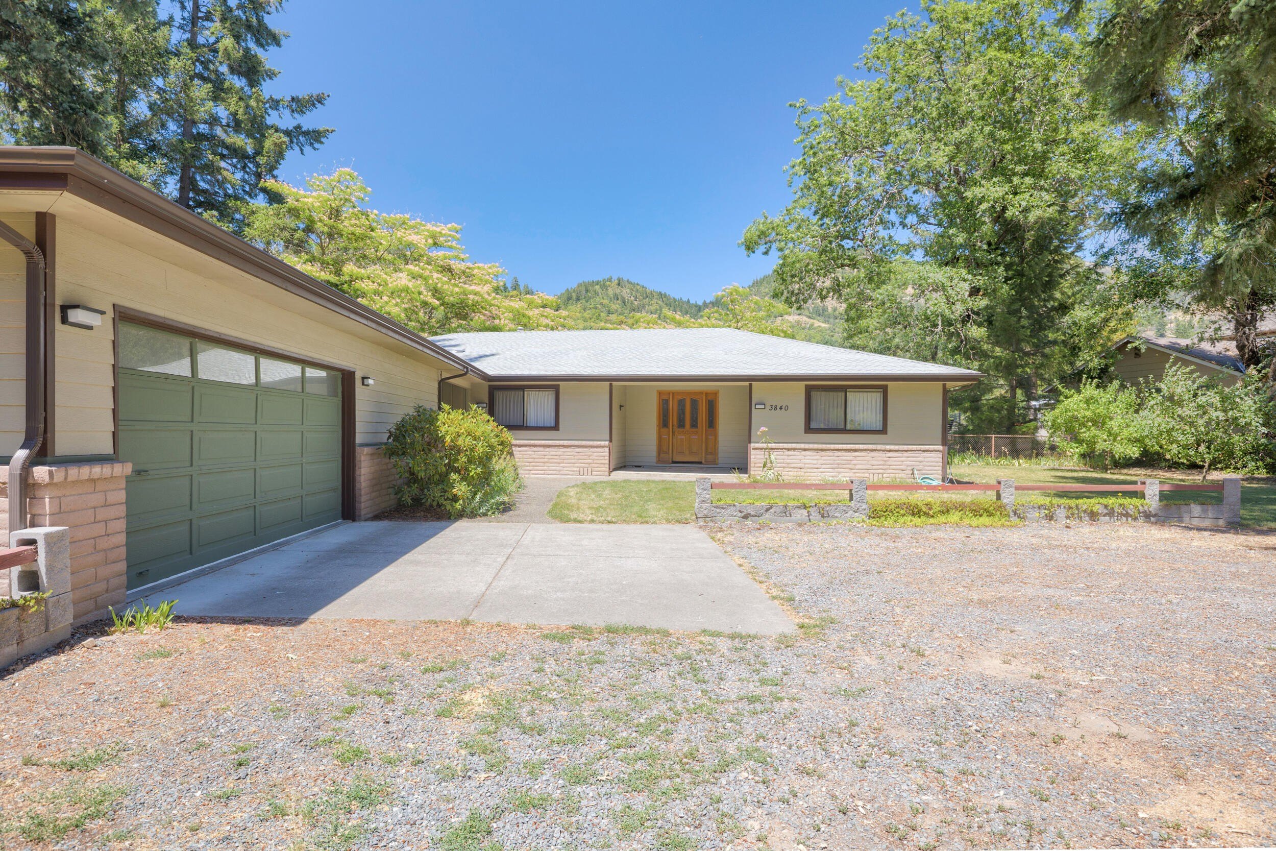 Grants Pass, Oregon, 97527, United States, 3 Bedrooms Bedrooms, ,3 BathroomsBathrooms,Residential,For Sale,1822817