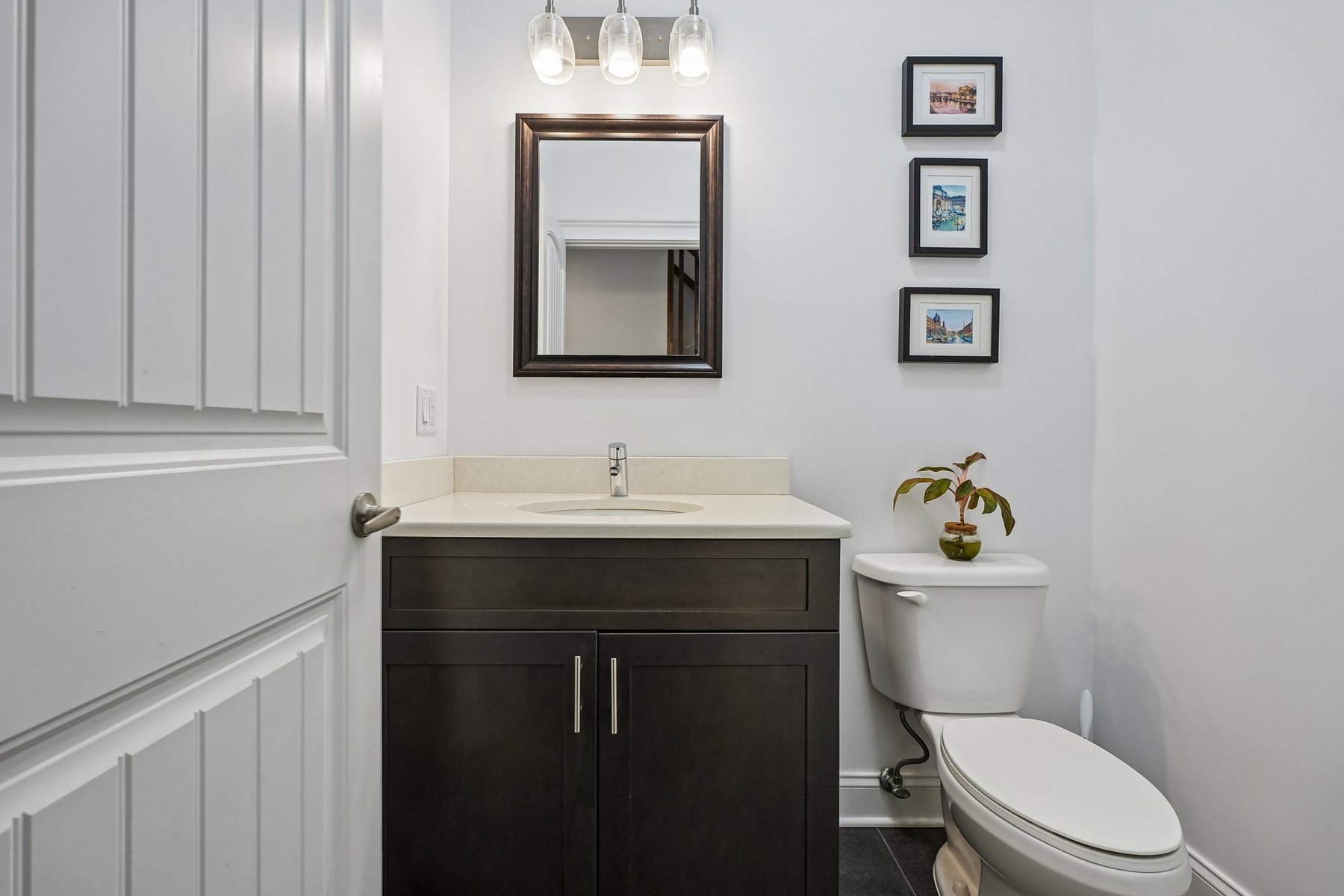  ?Steven Court Community? Meticulously Maintained Top to Bottom Townhome - 物件實景