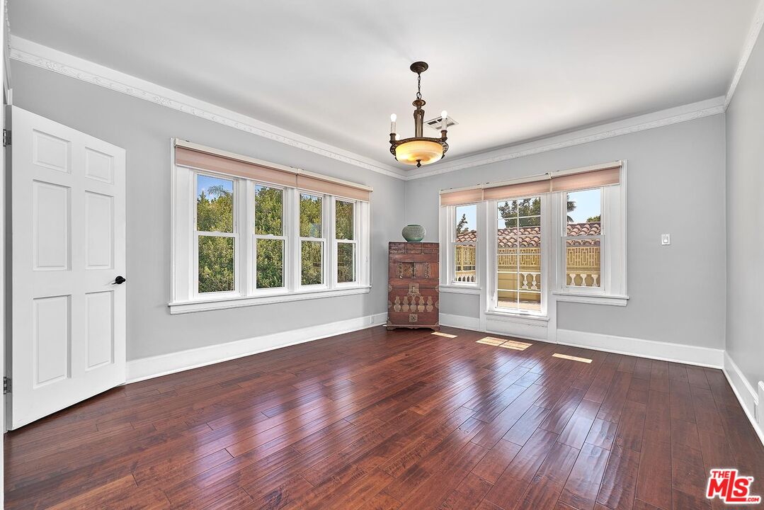 Los Angeles, California, 90005, United States, 5 Bedrooms Bedrooms, ,6 BathroomsBathrooms,Residential,For Sale,1907226
