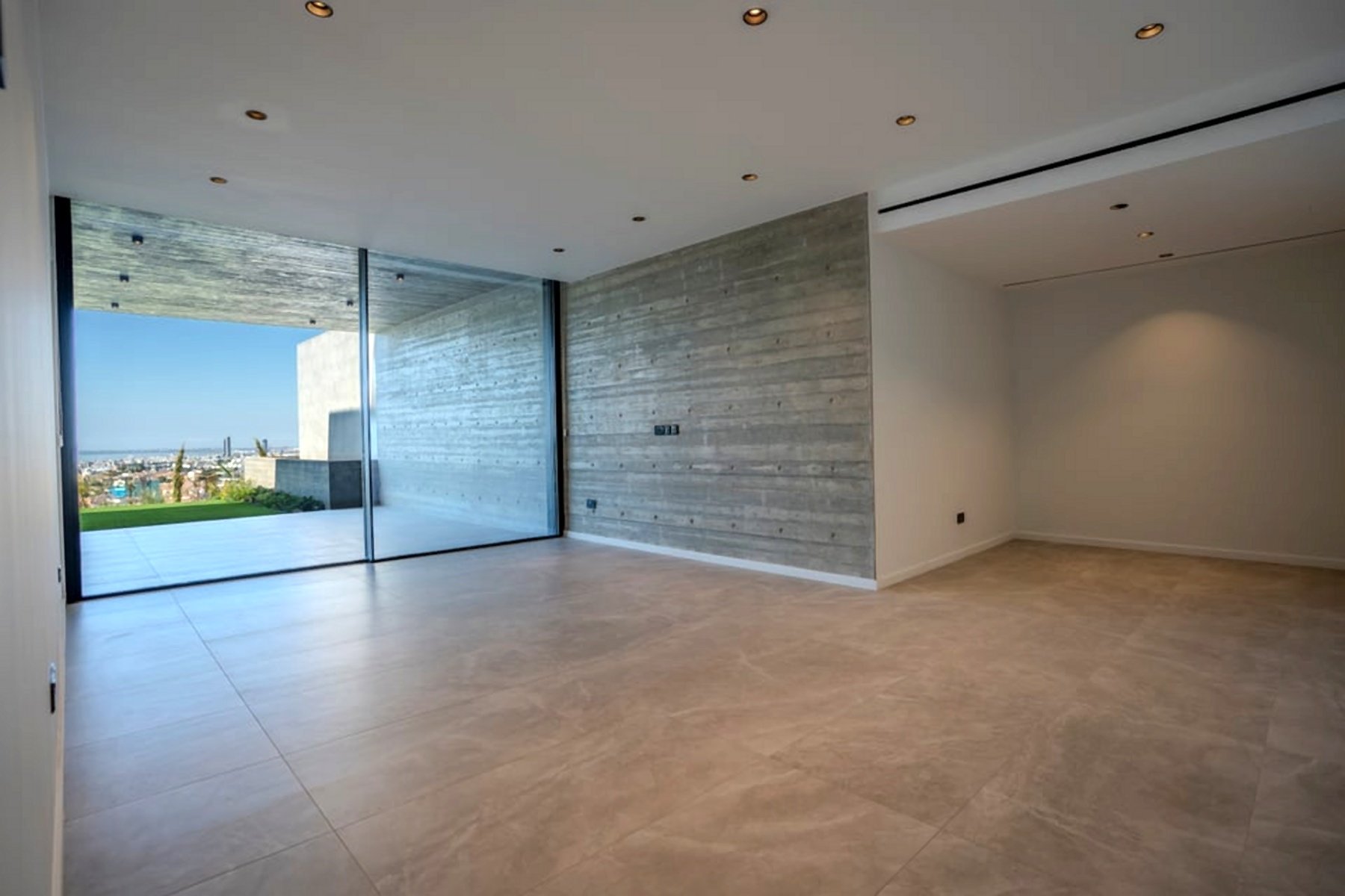  6 Bedroom 3 Level Hillside Villa with Sea Views in Paniotis, Limassol - 物件實景