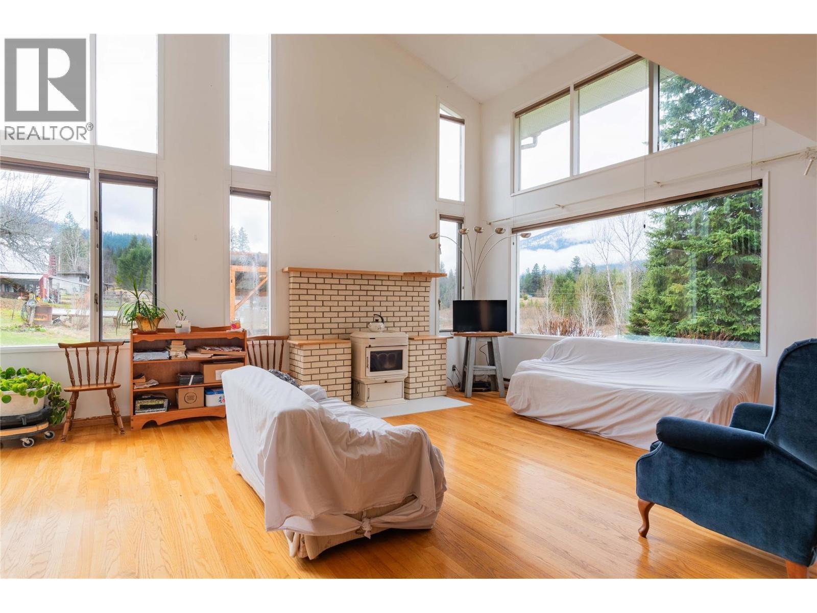 APPLEDALE, British Columbia, V0G 2J0, CA, 5 Bedrooms Bedrooms, ,2 BathroomsBathrooms,Residential,For Sale,1946998