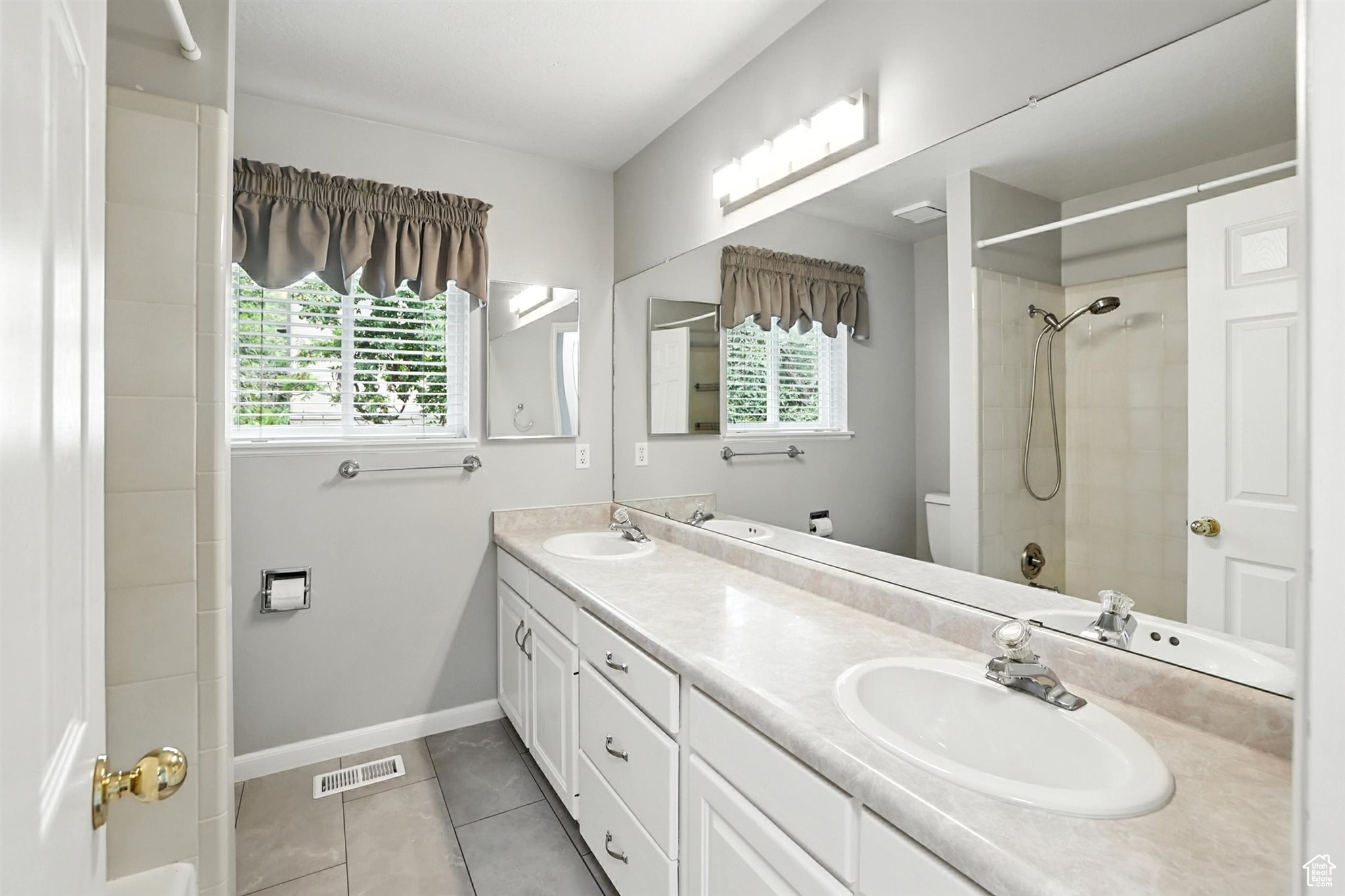 Bountiful, Utah, 84010, United States, 5 Bedrooms Bedrooms, ,4 BathroomsBathrooms,Residential,For Sale,1926219