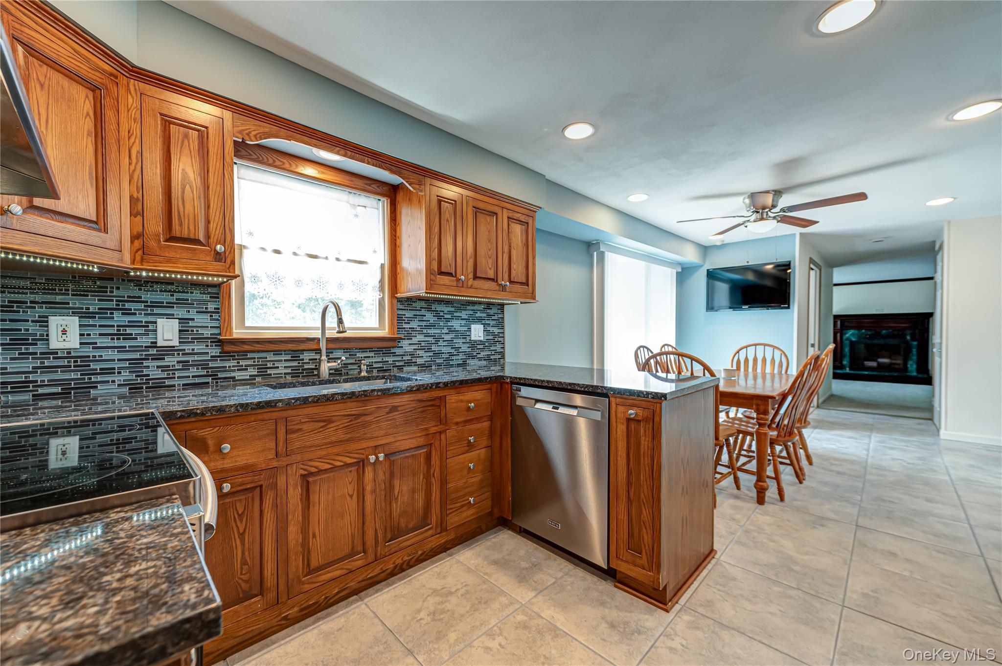  16 Sussex Lane, Lake Grove, NY, 11755 - 物件實景