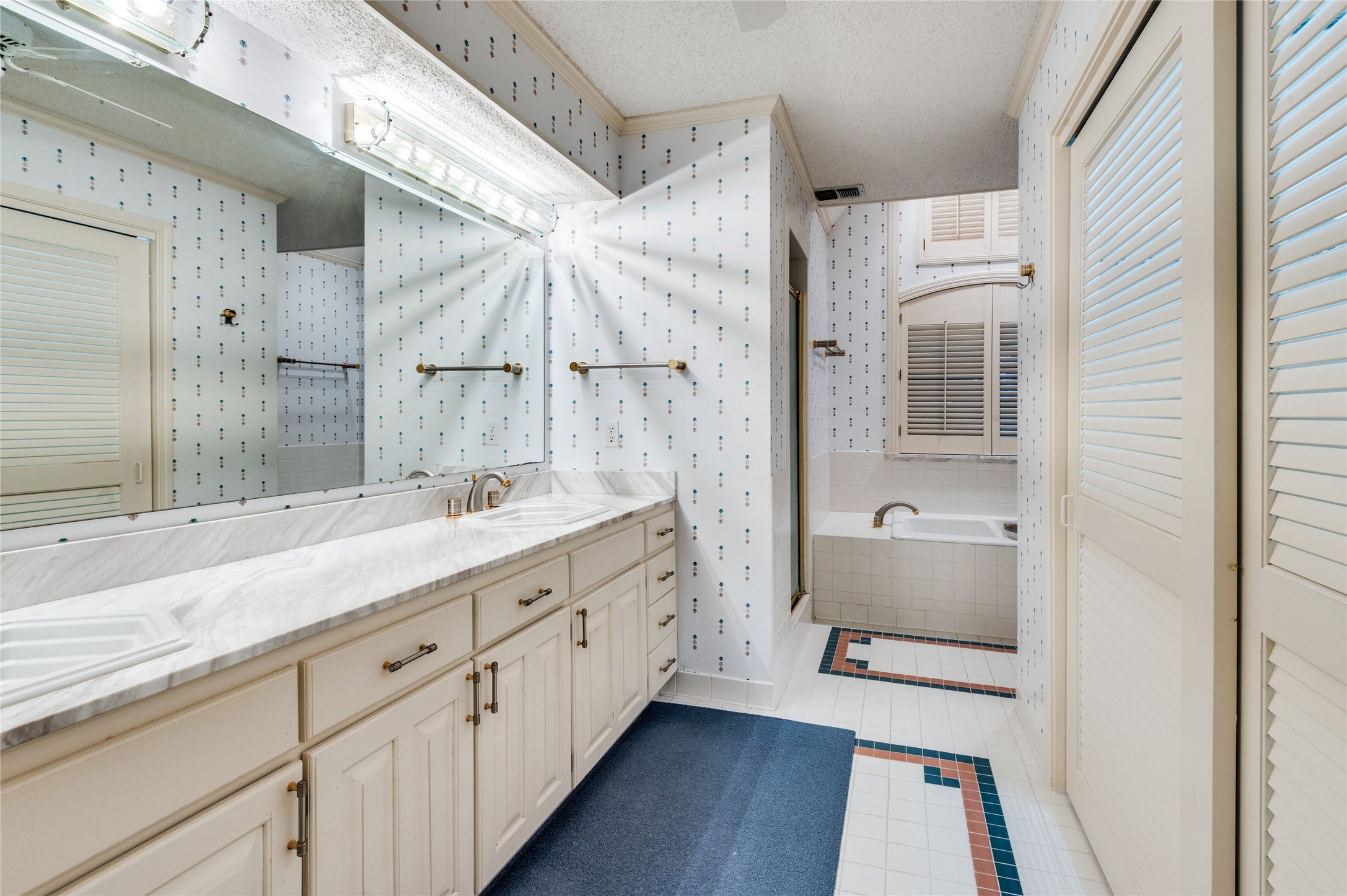 Bedford, Texas, 76021, United States, 5 Bedrooms Bedrooms, ,4 BathroomsBathrooms,Residential,For Sale,1976137