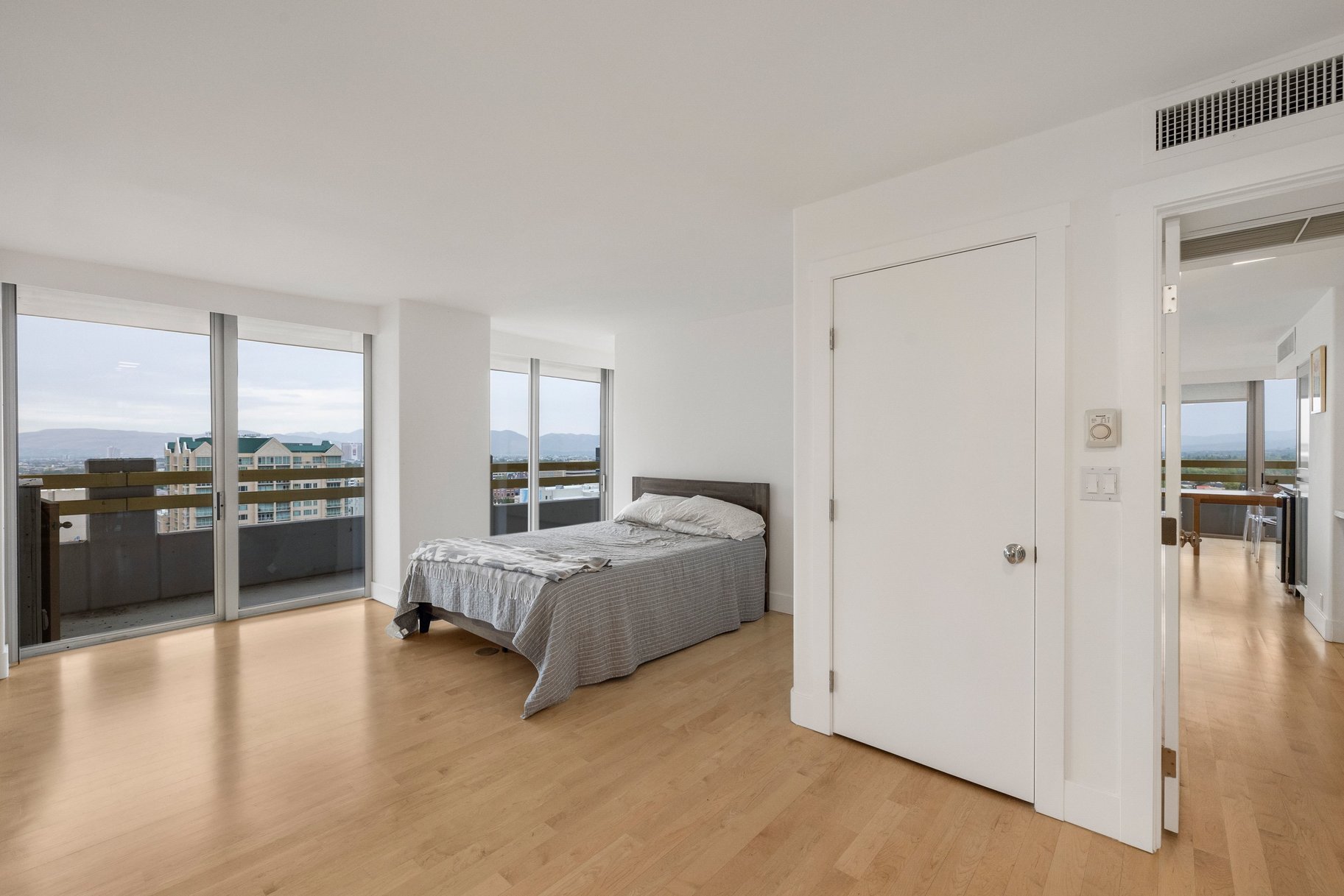  Chic Downtown Condo with Mountain & River Views - 物件實景