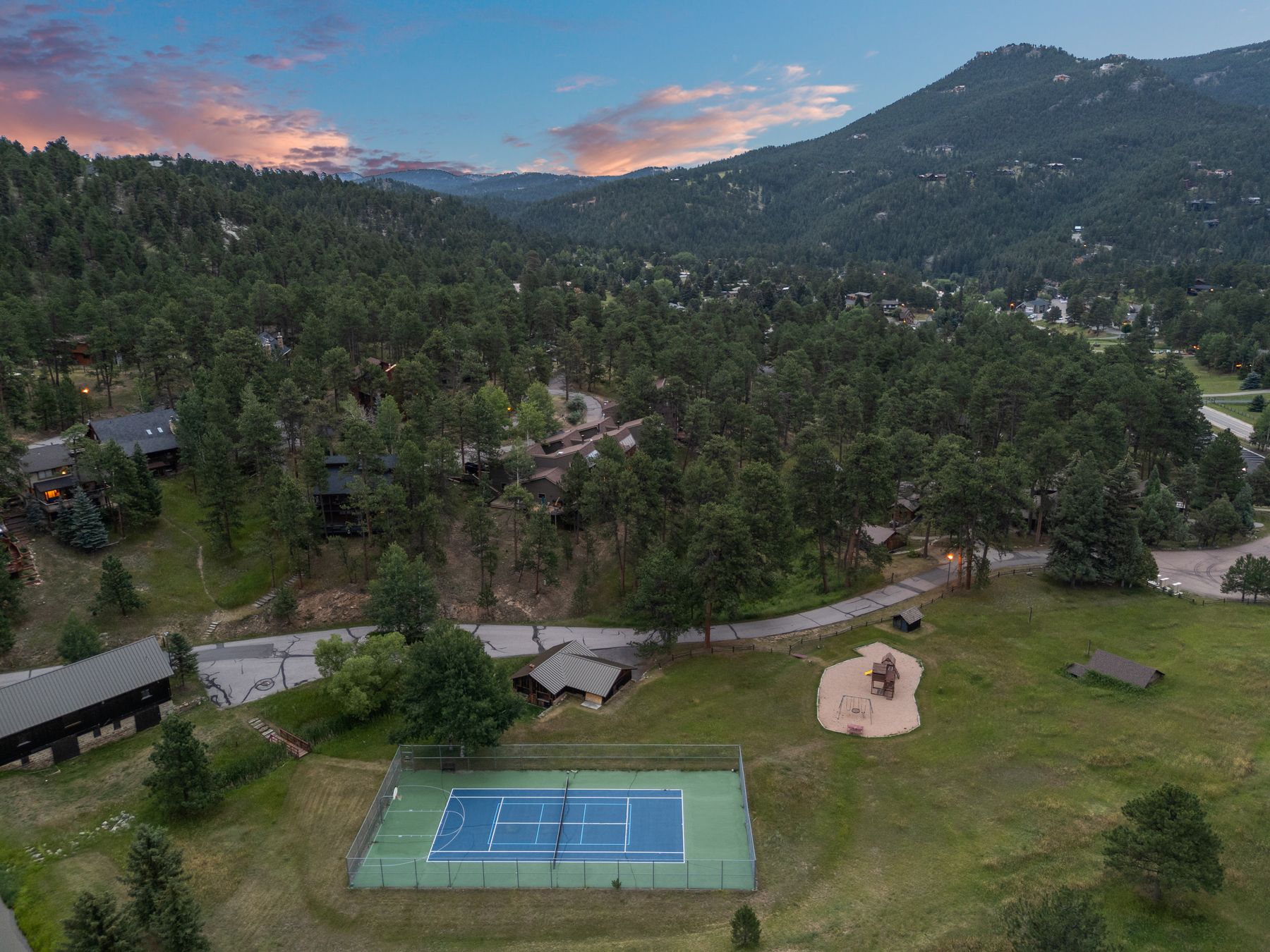  Evergreen Timbervale Retreat: Walk to Downtown, Sunrooms & Mountain View Meadow - 物件實景