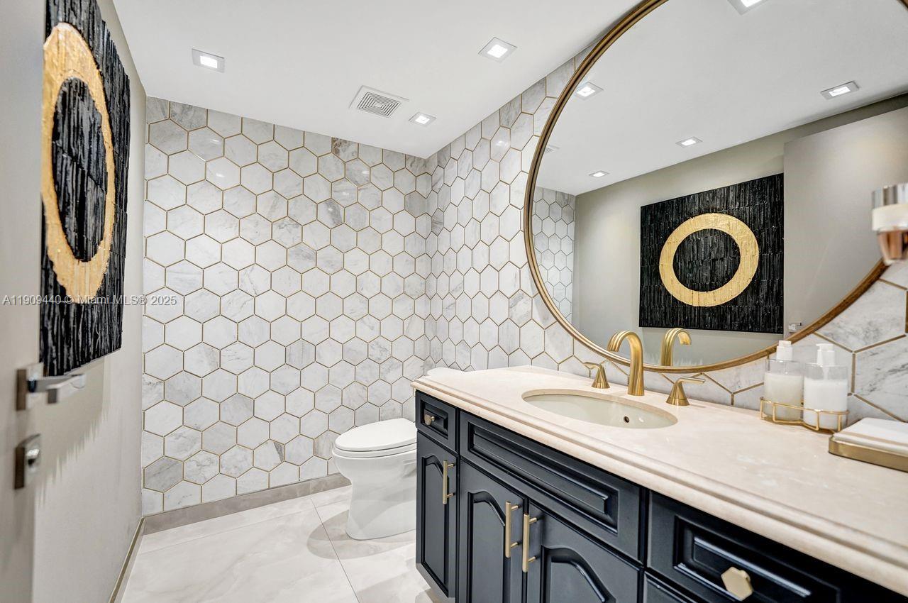 Aventura, Florida, 33180, United States, 4 Bedrooms Bedrooms, ,3 BathroomsBathrooms,Residential,For Sale,1989570