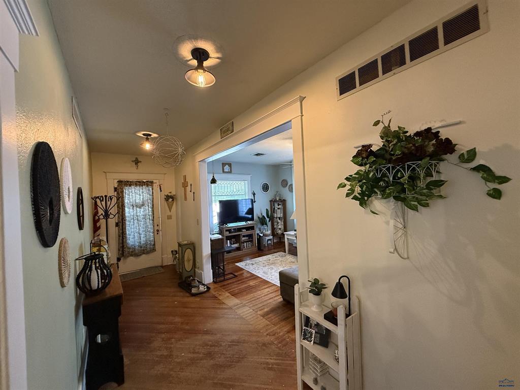 Hot Springs, South Dakota, 57747, United States, 5 Bedrooms Bedrooms, ,3 BathroomsBathrooms,Residential,For Sale,1928045