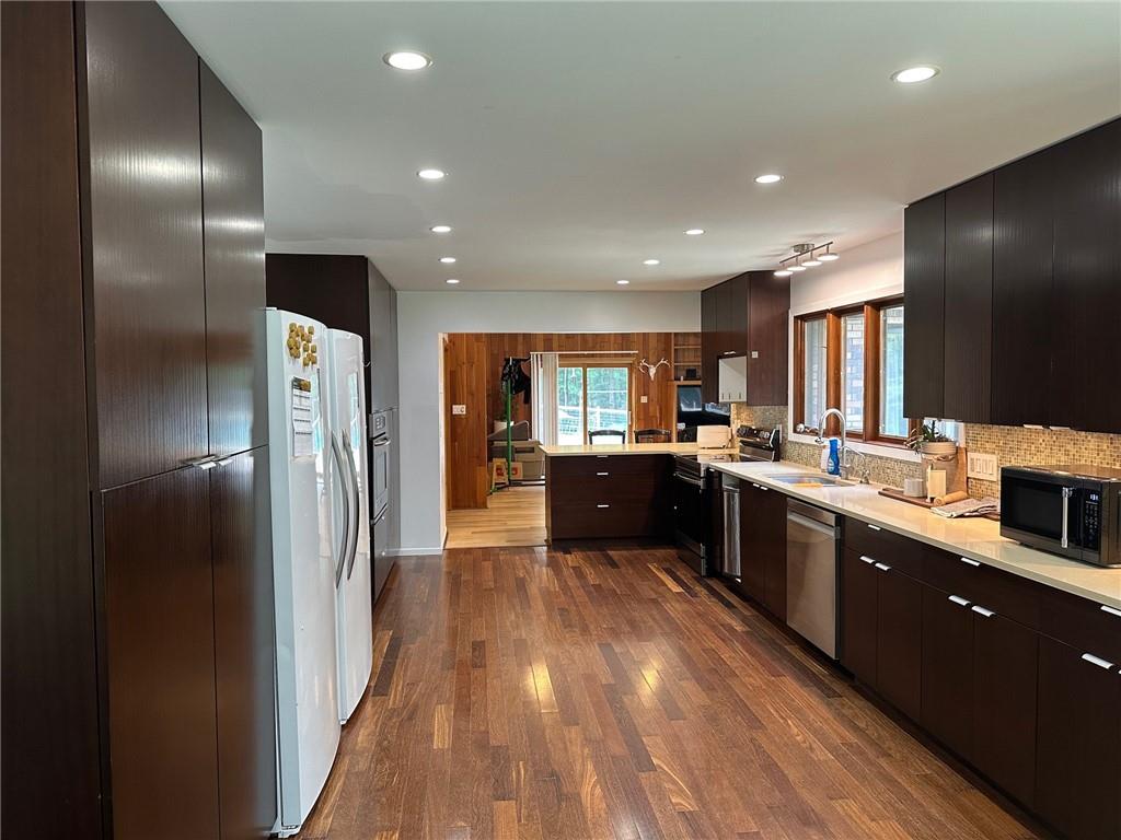 Ashland, Wisconsin, 54806, United States, 6 Bedrooms Bedrooms, ,4 BathroomsBathrooms,Residential,For Sale,1919856