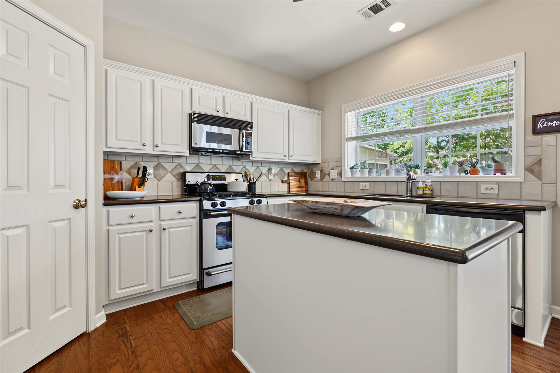  Beautifully Maintained Home in Highly Desirable Woodlands Community - 物件實景