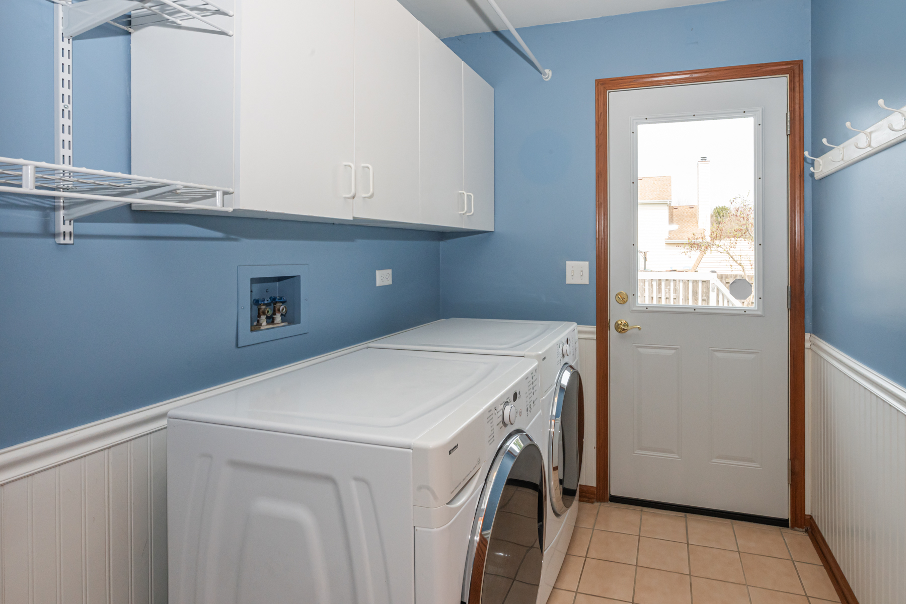  Beautifully Maintained Storybook Home - 物件實景