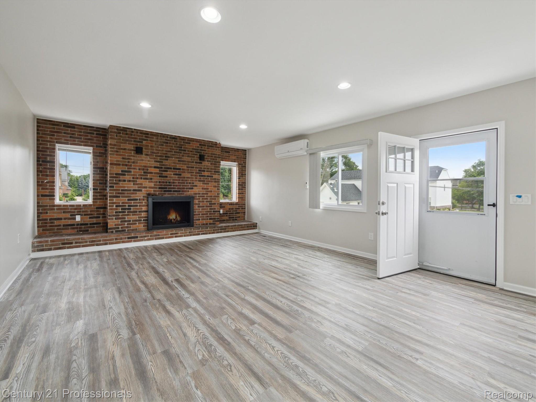 FarmingtonHills, Michigan, 48167, United States, 4 Bedrooms Bedrooms, ,4 BathroomsBathrooms,Residential,For Sale,1895323