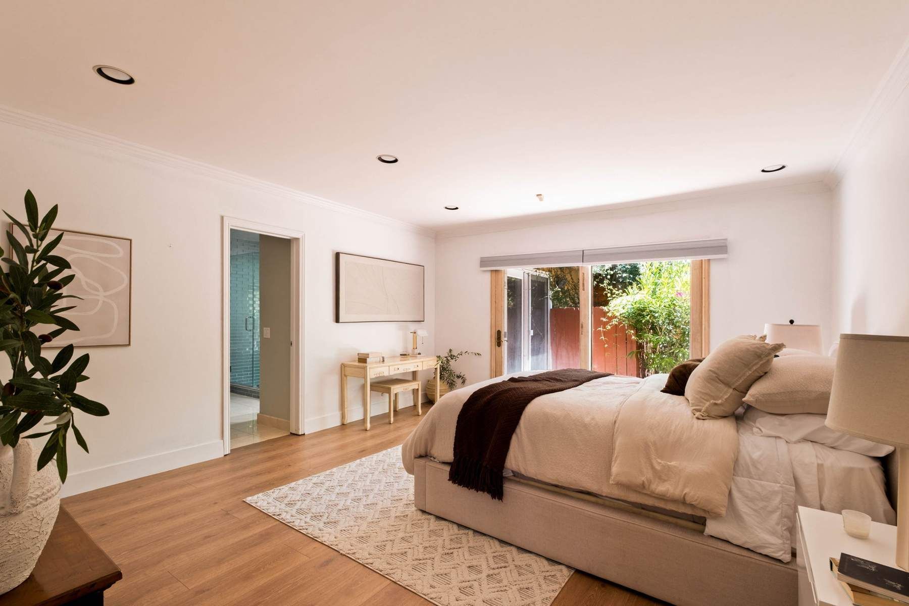  2103  N Hobart Blvd - 物件實景
