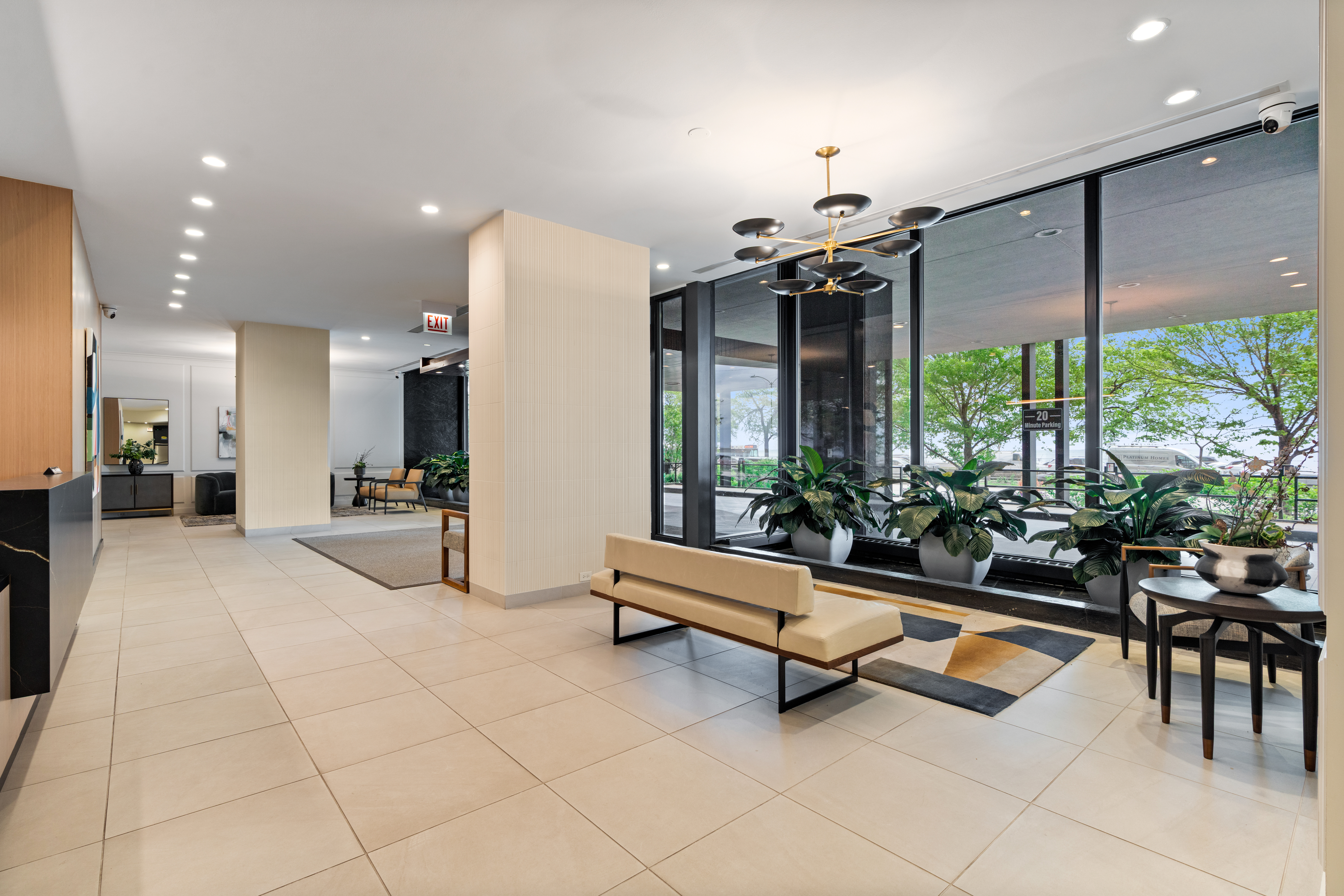  Enjoy Turnkey Lakefront Living in a Well-Established Gold Coast Building - 物件實景