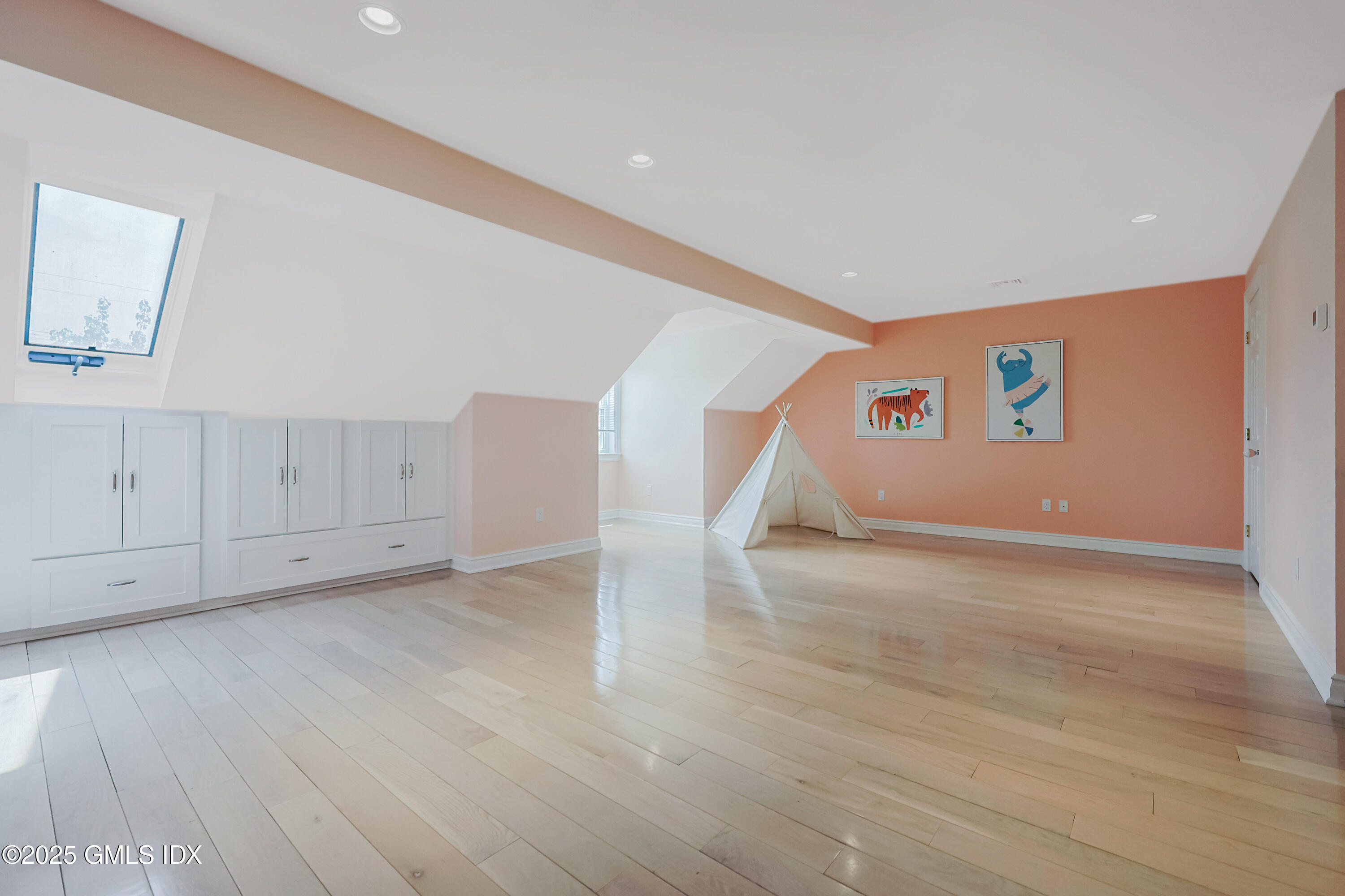 Old Greenwich, Connecticut, 06870, United States, 4 Bedrooms Bedrooms, ,5 BathroomsBathrooms,Residential,For Sale,1821609