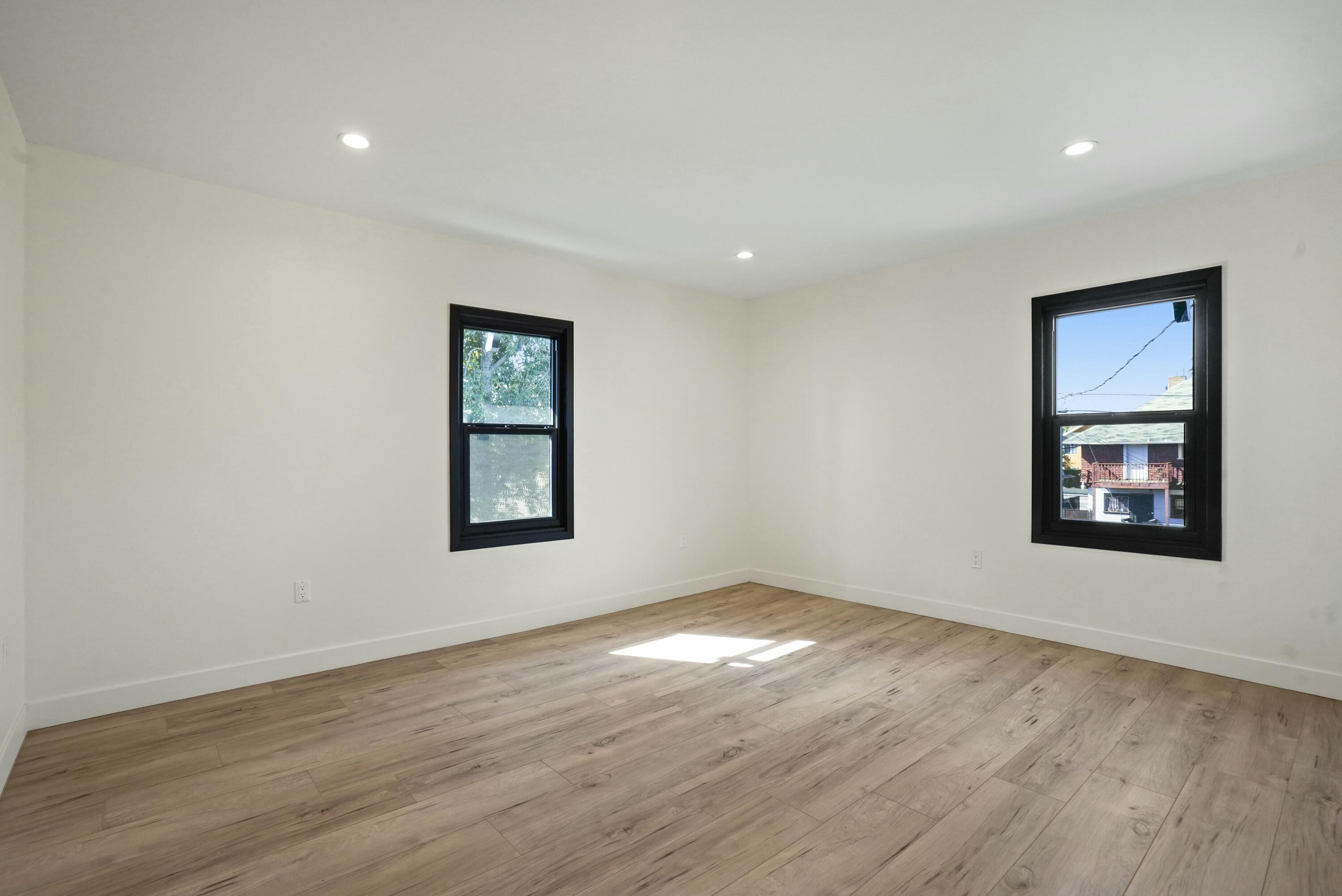 Los Angeles, California, 90007, United States, 5 Bedrooms Bedrooms, ,3 BathroomsBathrooms,Residential,For Sale,1979563