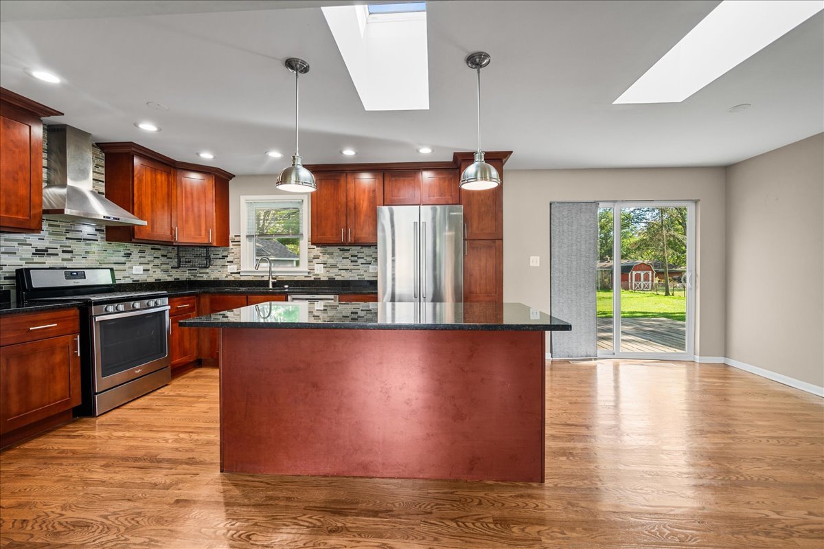 Prospect Heights, Illinois, 60070, United States, 4 Bedrooms Bedrooms, ,2 BathroomsBathrooms,Residential,For Sale,1968626