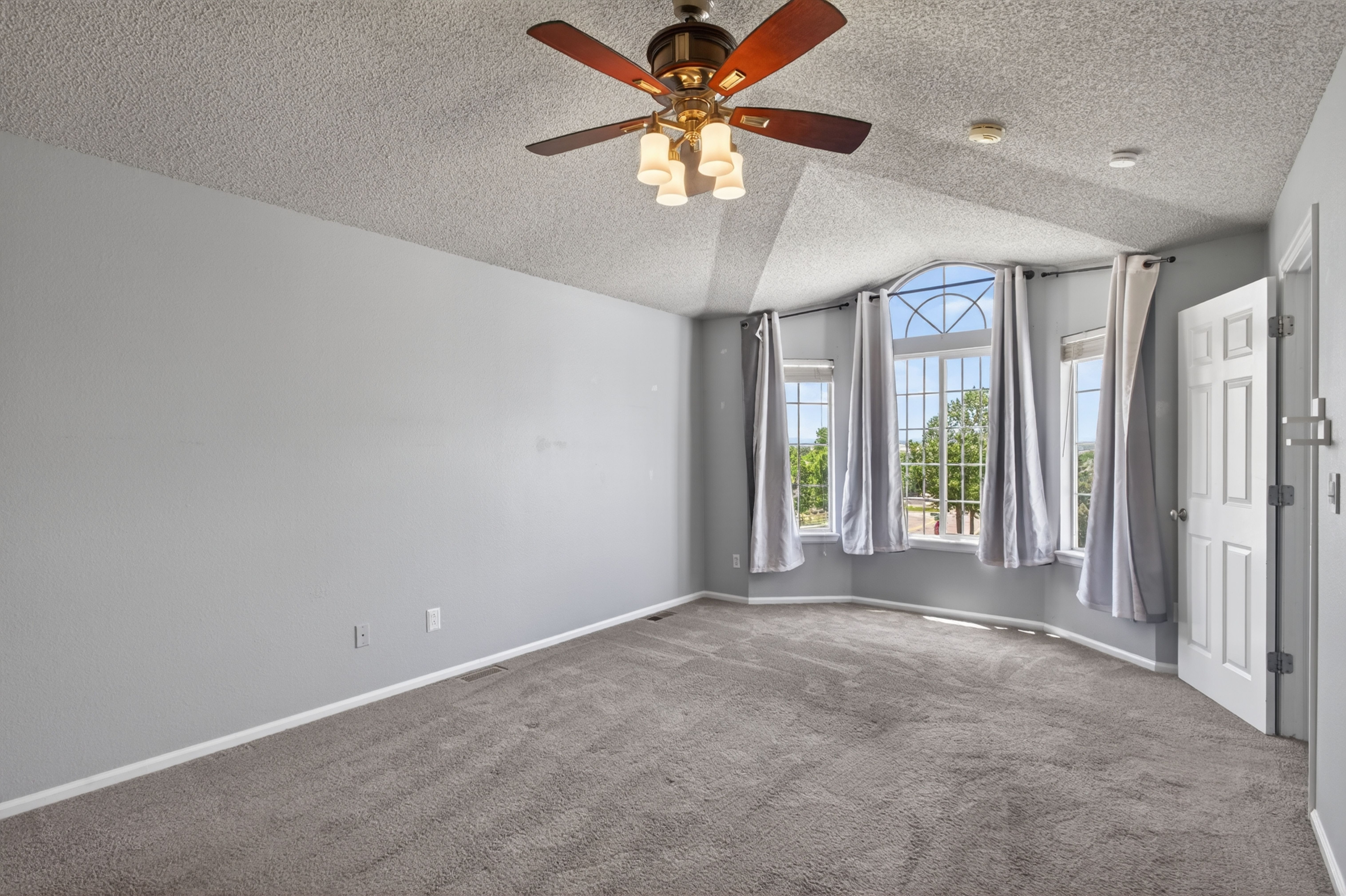  Situated on a Desirable Corner Lot in Hidden River - 物件實景