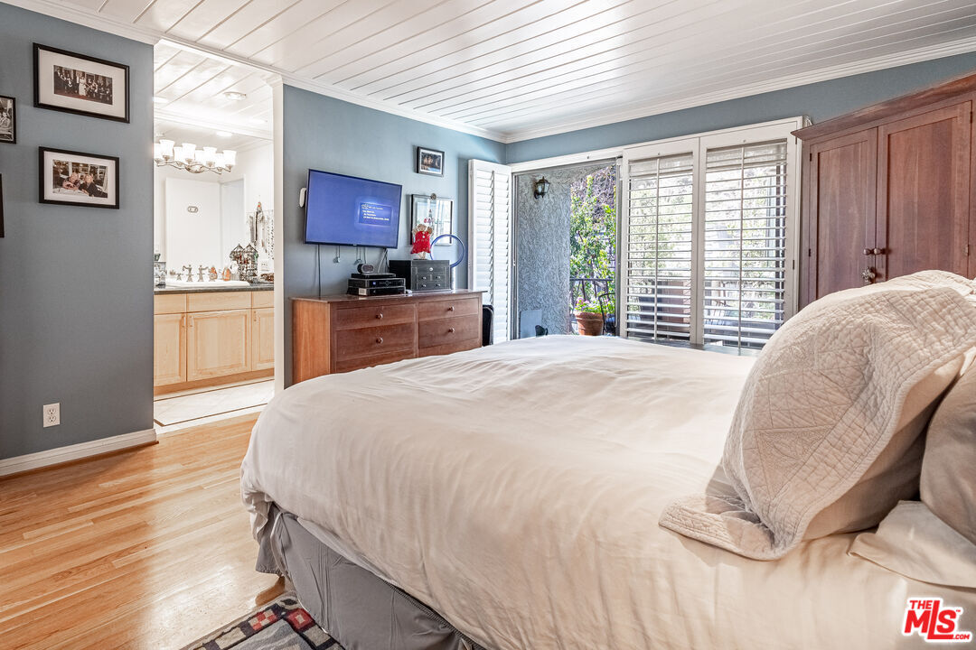 Los Angeles, California, 90004, United States, 2 Bedrooms Bedrooms, ,3 BathroomsBathrooms,Residential,For Sale,1940175