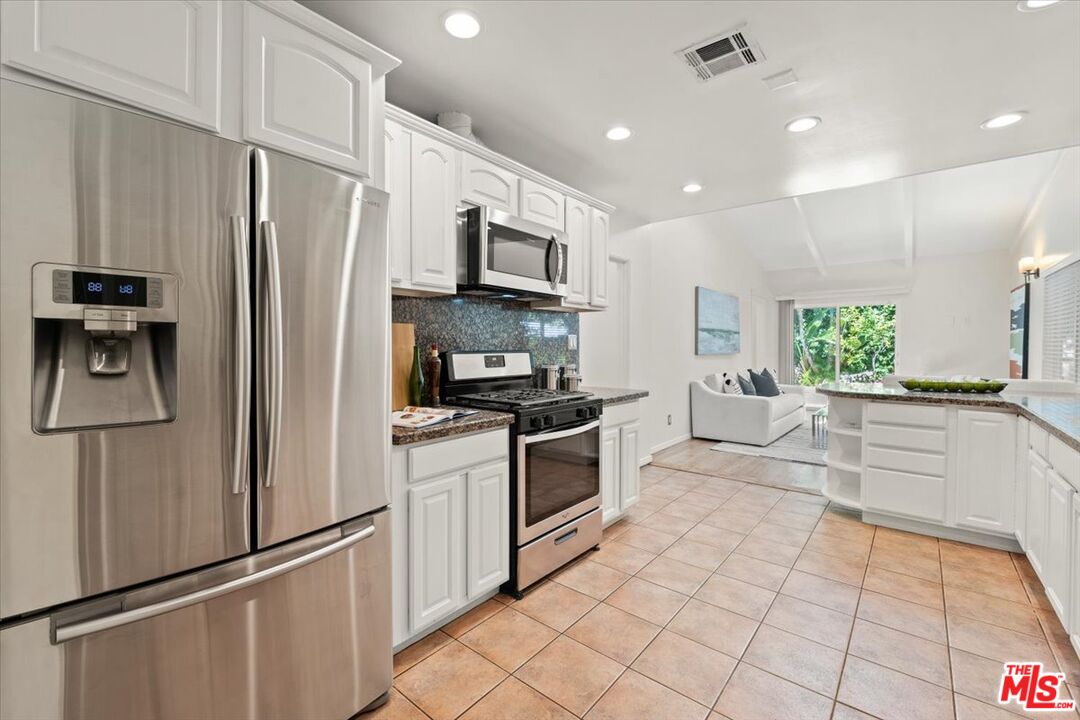 Los Angeles, California, 90049, United States, 3 Bedrooms Bedrooms, ,3 BathroomsBathrooms,Residential,For Sale,1908650