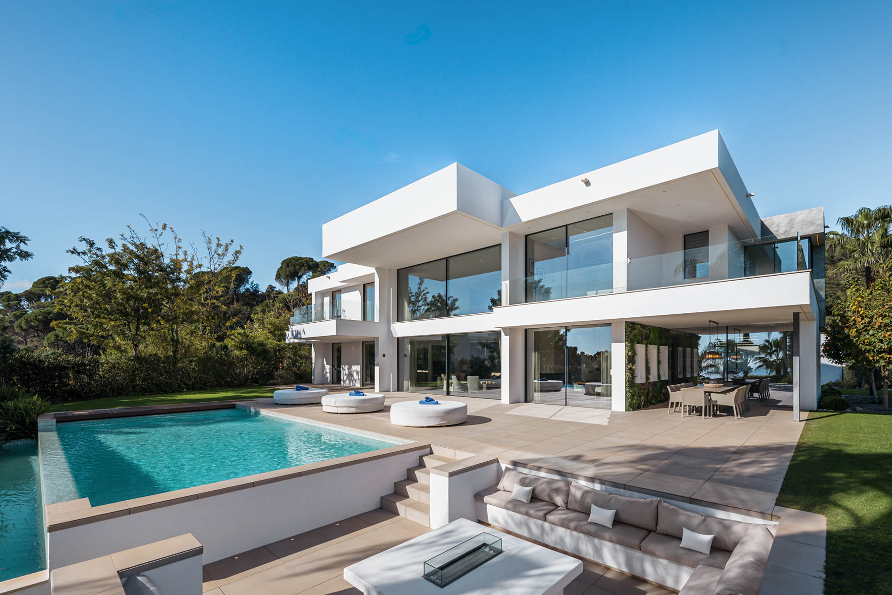 Elegant masterpiece with sea views in El Madroñal.