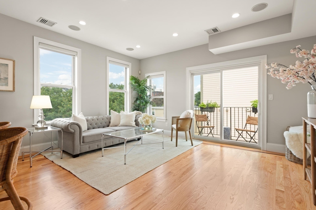 Boston, Massachusetts, 02127, United States, 2 Bedrooms Bedrooms, ,2 BathroomsBathrooms,Residential,For Sale,1890811