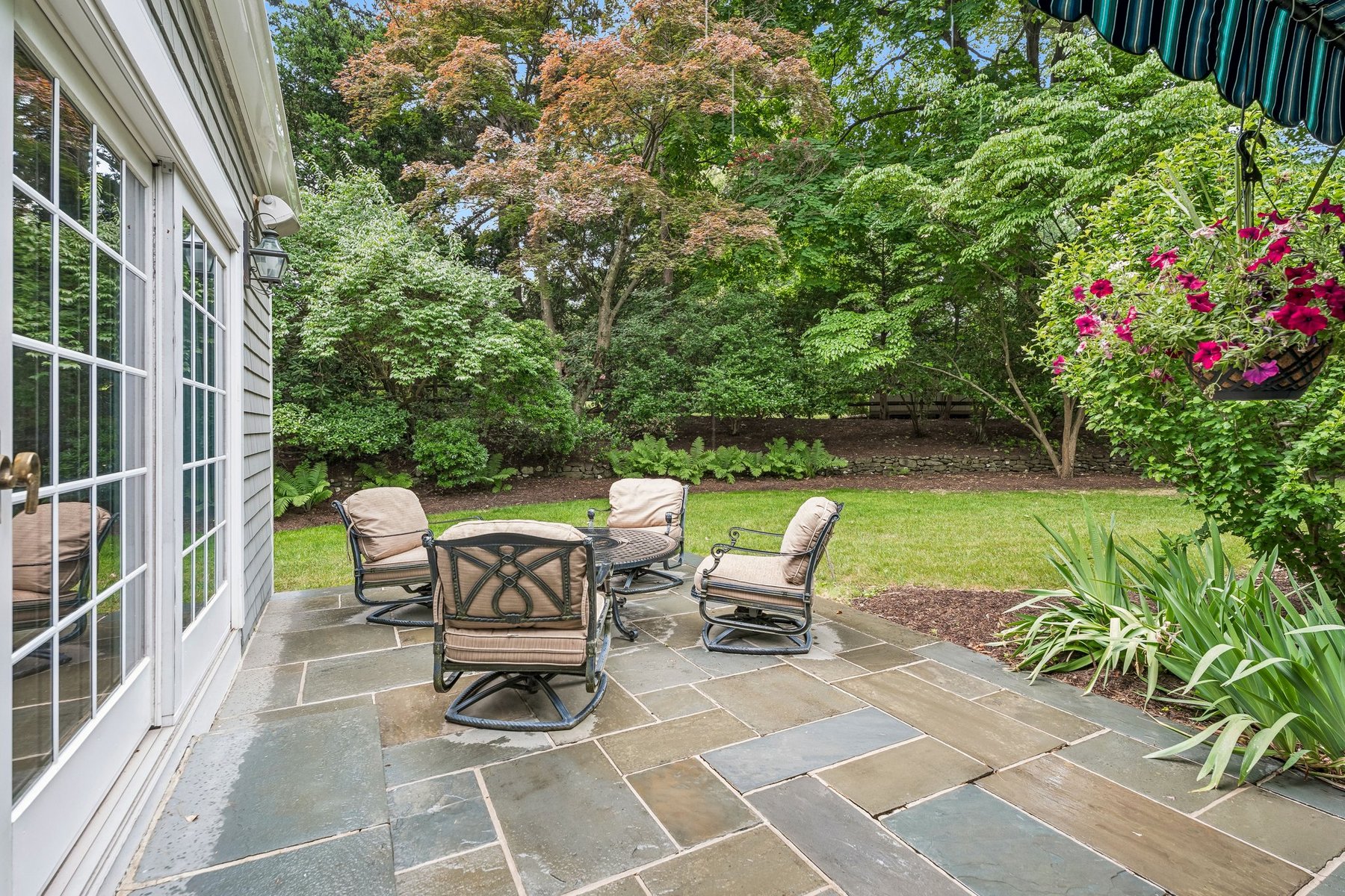  ?Cross Gates? Exceptional Colonial Set on a Beautifully Landscaped Property - 物件實景