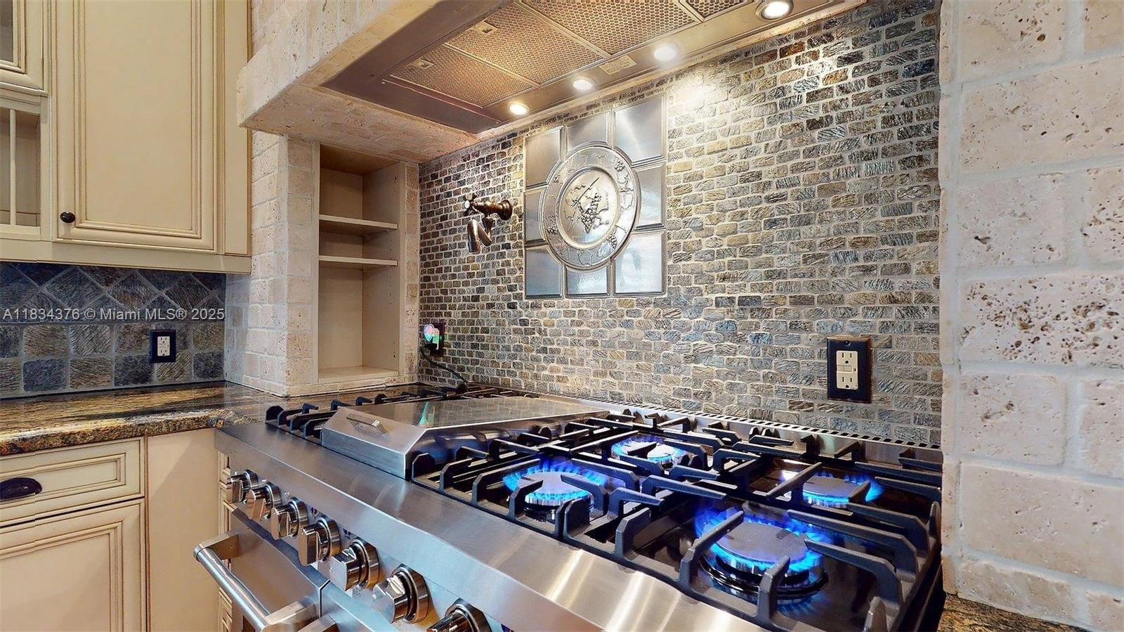 Coral Gables, Florida, 33134, United States, 2 Bedrooms Bedrooms, ,2 BathroomsBathrooms,Residential,For Sale,1989880