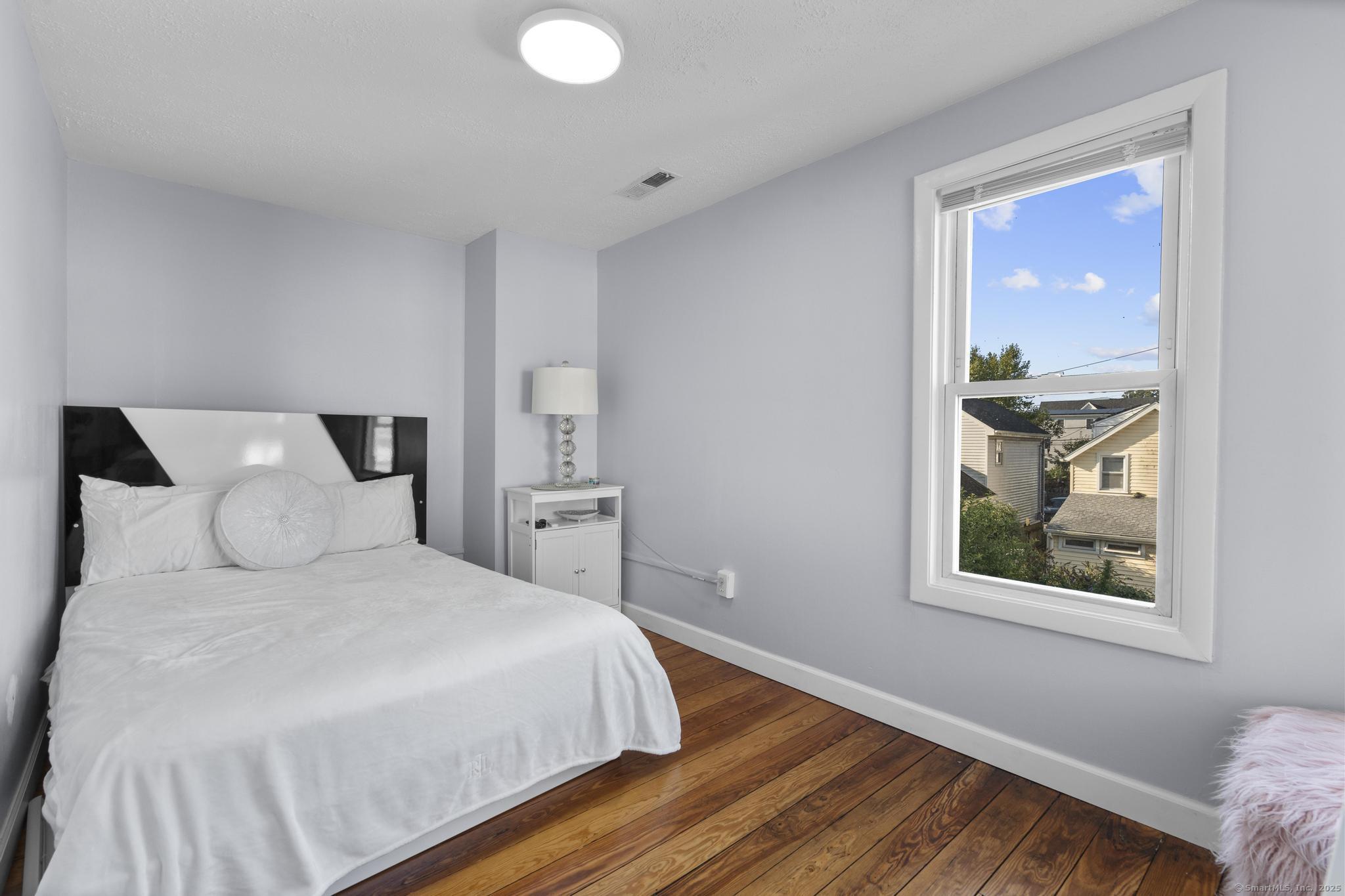 Milford, Connecticut, 06460, United States, 3 Bedrooms Bedrooms, ,2 BathroomsBathrooms,Residential,For Sale,1942081