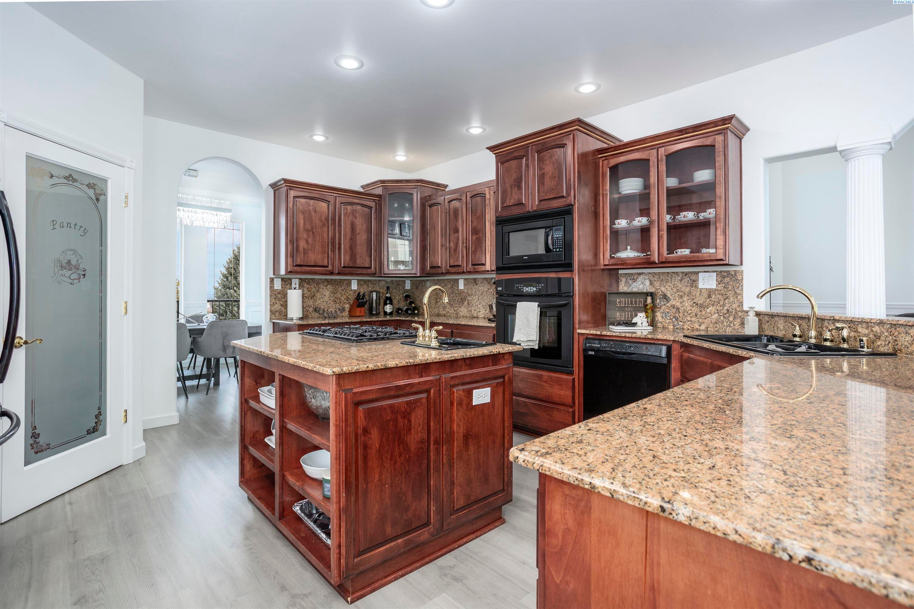 Richland, Washington, 99352, United States, 4 Bedrooms Bedrooms, ,4 BathroomsBathrooms,Residential,For Sale,1977070