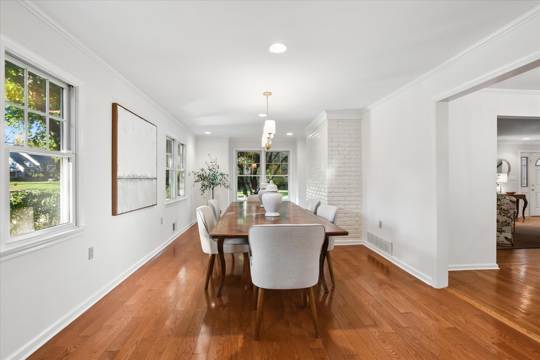  Split Level Home Offers Generous Living Spaces and Inviting Outdoor Areas - 物件實景