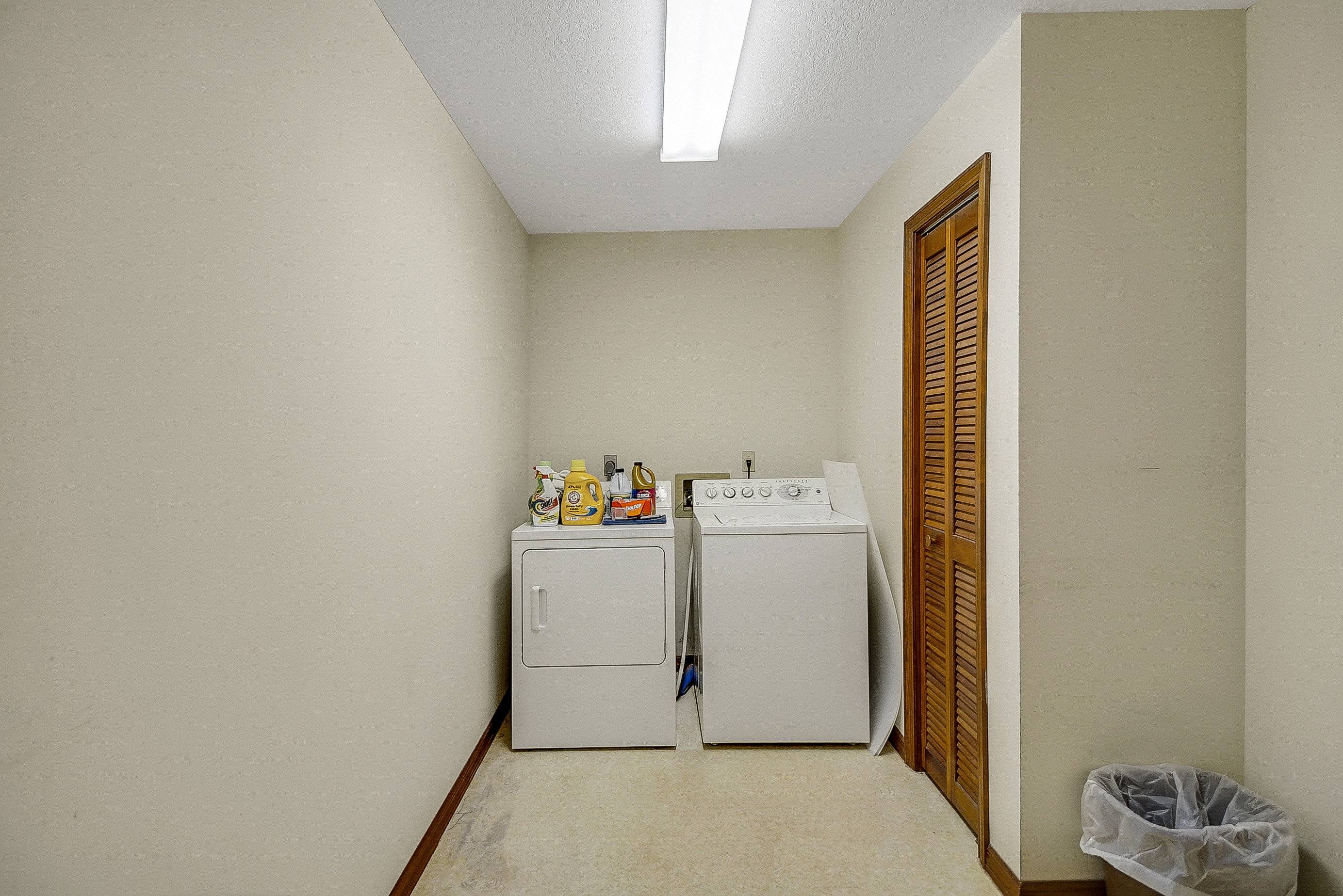 Lady Lake, Florida, 32159, United States, 4 Bedrooms Bedrooms, ,2 BathroomsBathrooms,Residential,For Sale,1873535