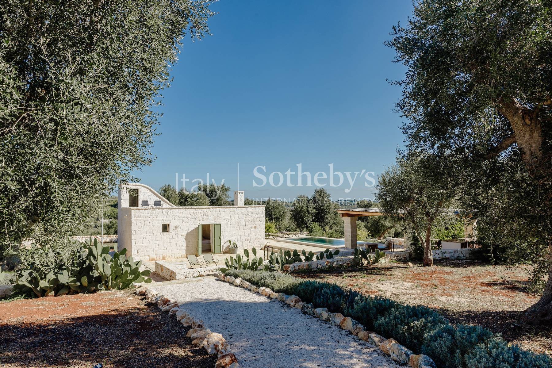  Exclusive estate among the olive trees in the Valle d