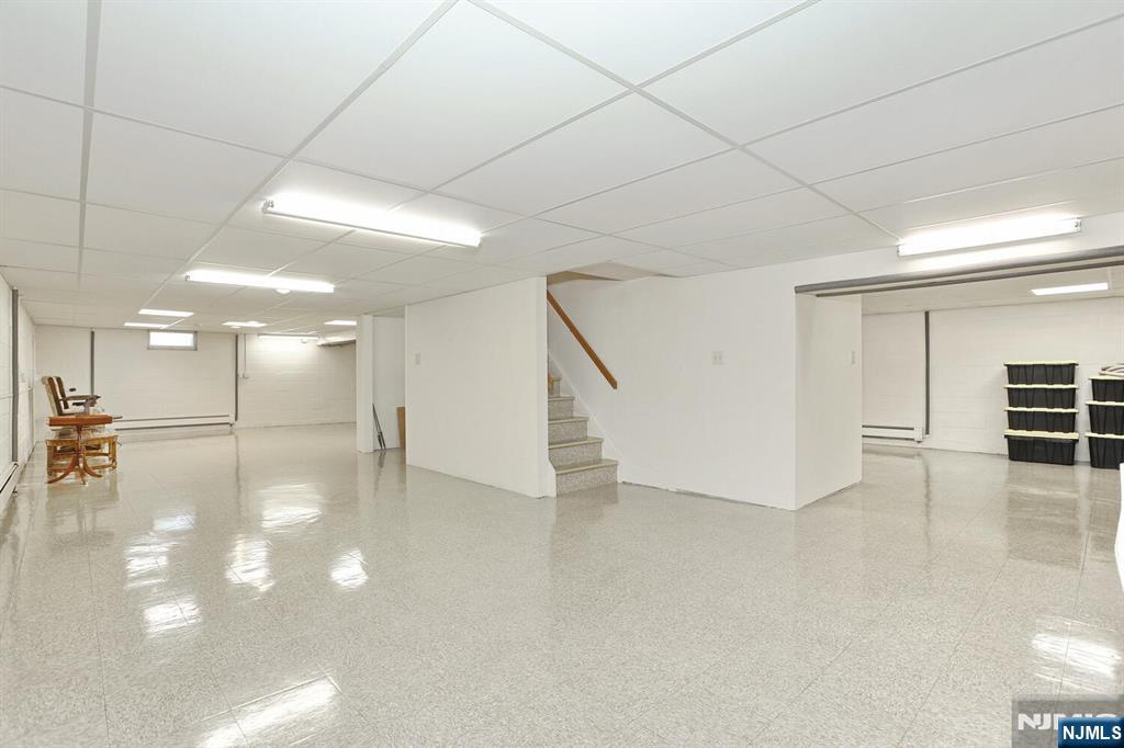 Paramus, New Jersey, 07652, United States, 5 Bedrooms Bedrooms, ,4 BathroomsBathrooms,Residential,For Sale,2001740