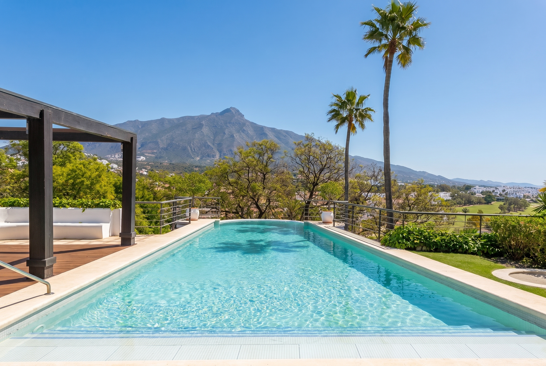 A true home in the Golf Valley with direct access to the Las Brisas golf course - 物件實景