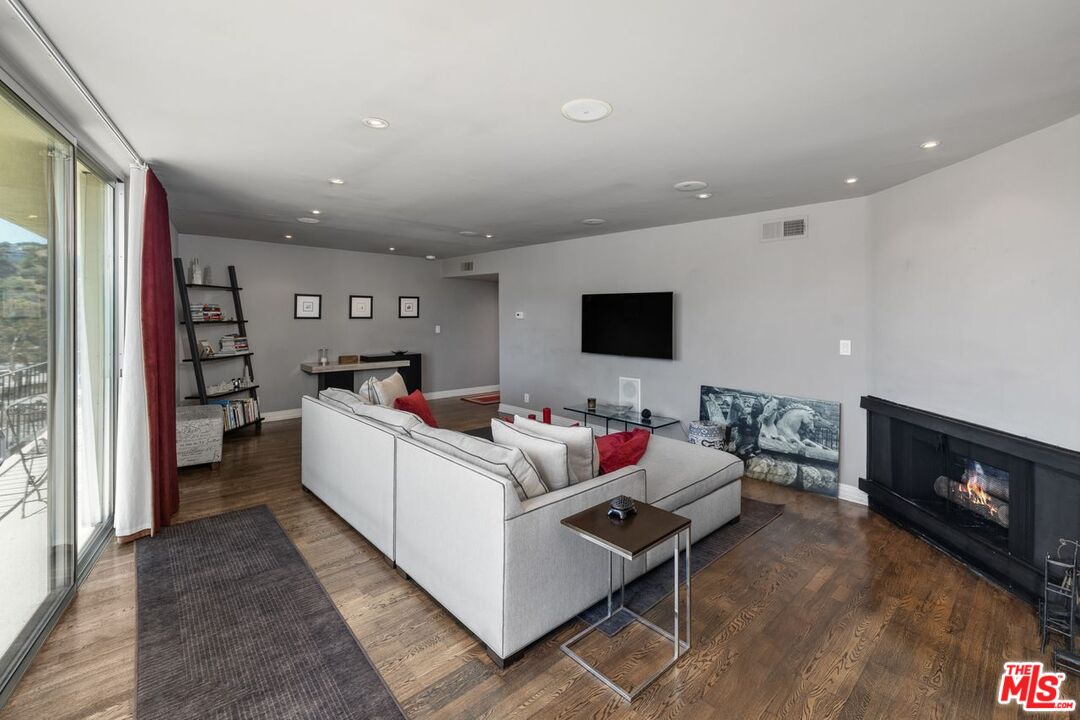 Los Angeles, California, 90068, United States, 2 Bedrooms Bedrooms, ,2 BathroomsBathrooms,Residential,For Sale,1939987