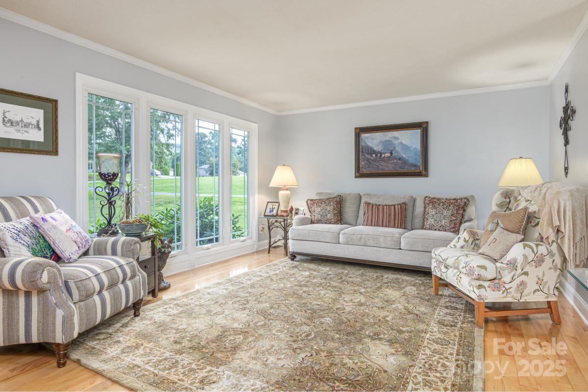 Hendersonville, North Carolina, 28792, United States, 3 Bedrooms Bedrooms, ,3 BathroomsBathrooms,Residential,For Sale,1942631