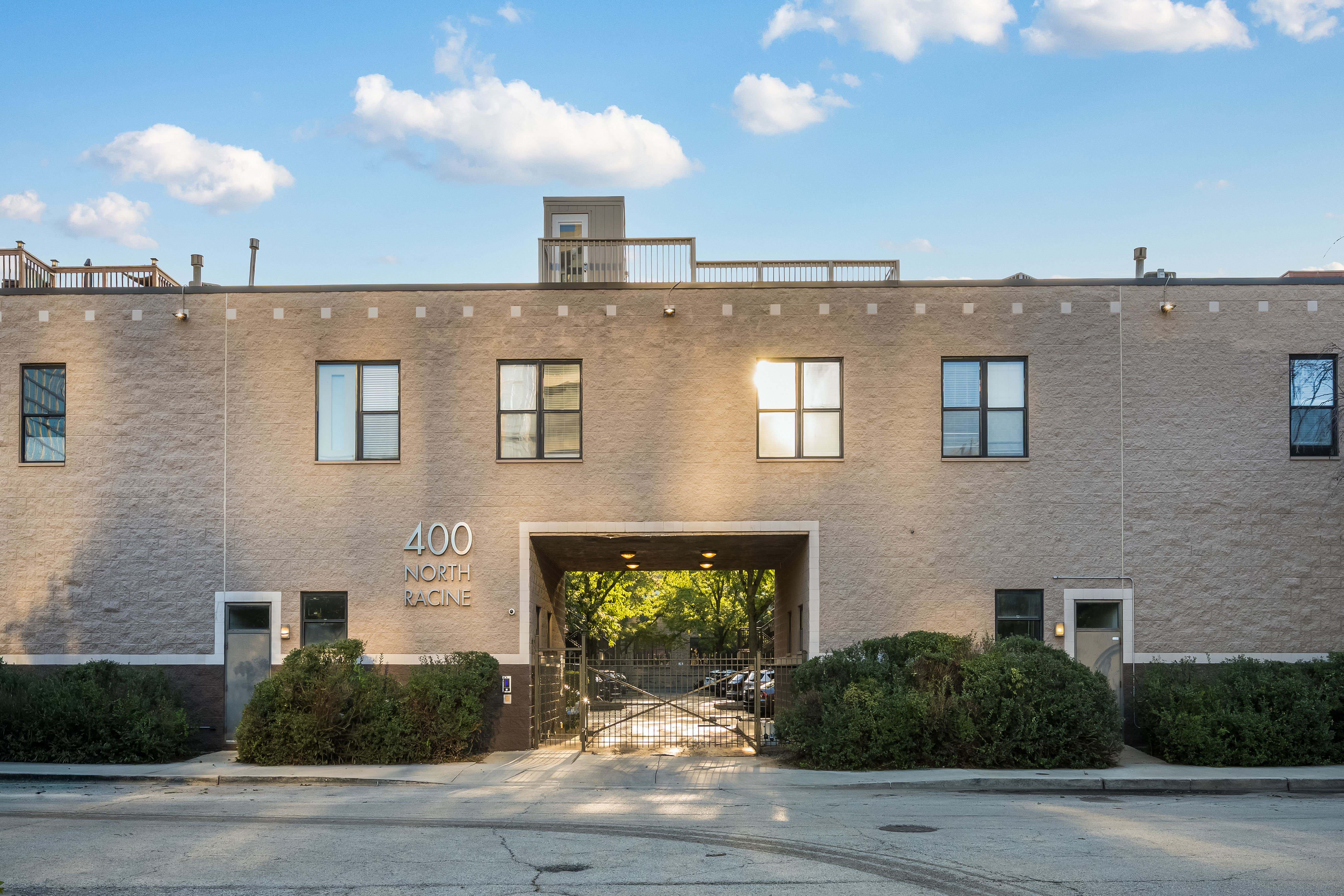  Rarely Available, Live/work Loft Sits in a Prime Fulton Market Boutique Complex - 物件實景