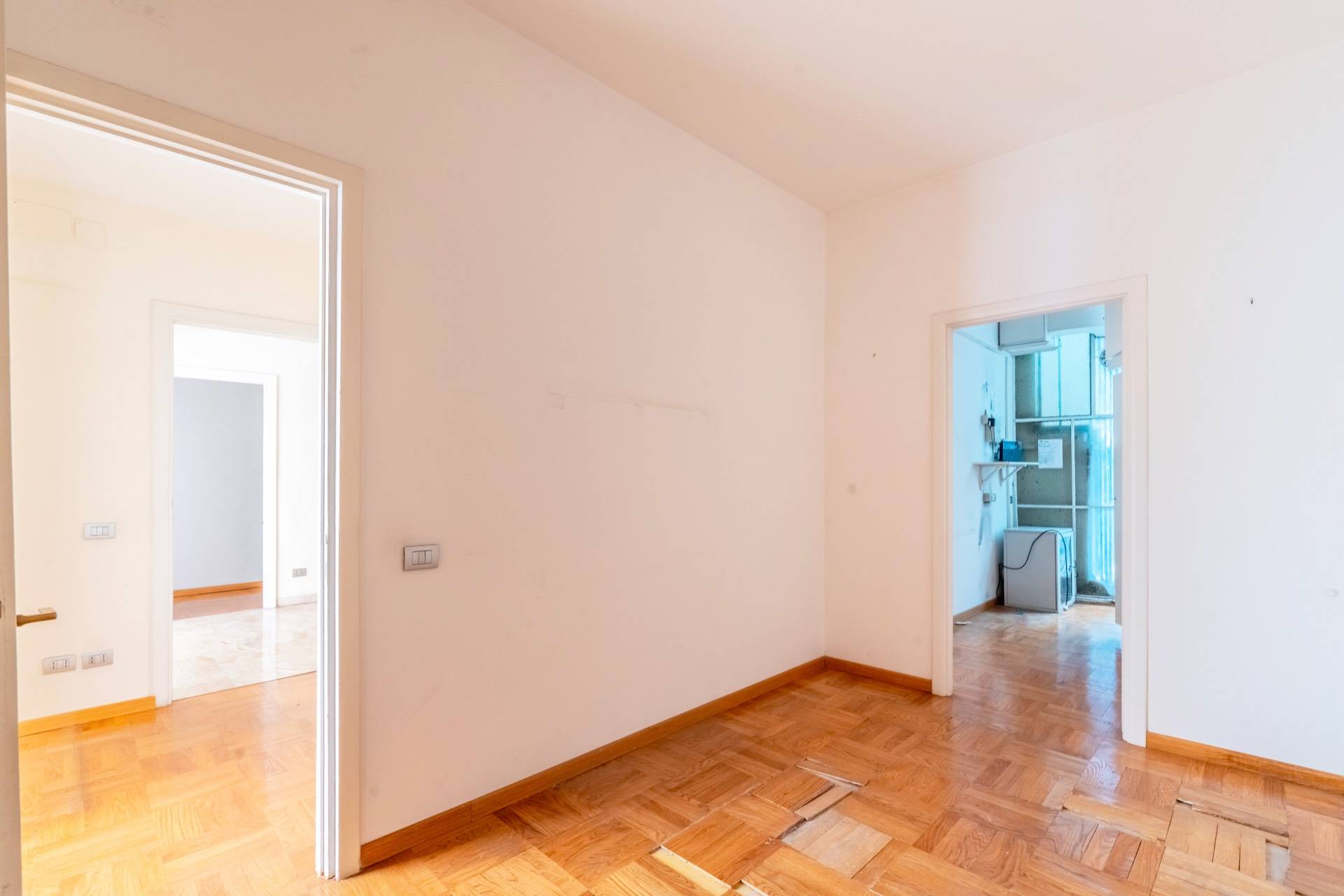 Roma, Roma, 00100, IT, 4 Bedrooms Bedrooms, ,2 BathroomsBathrooms,Residential,For Sale,1836935