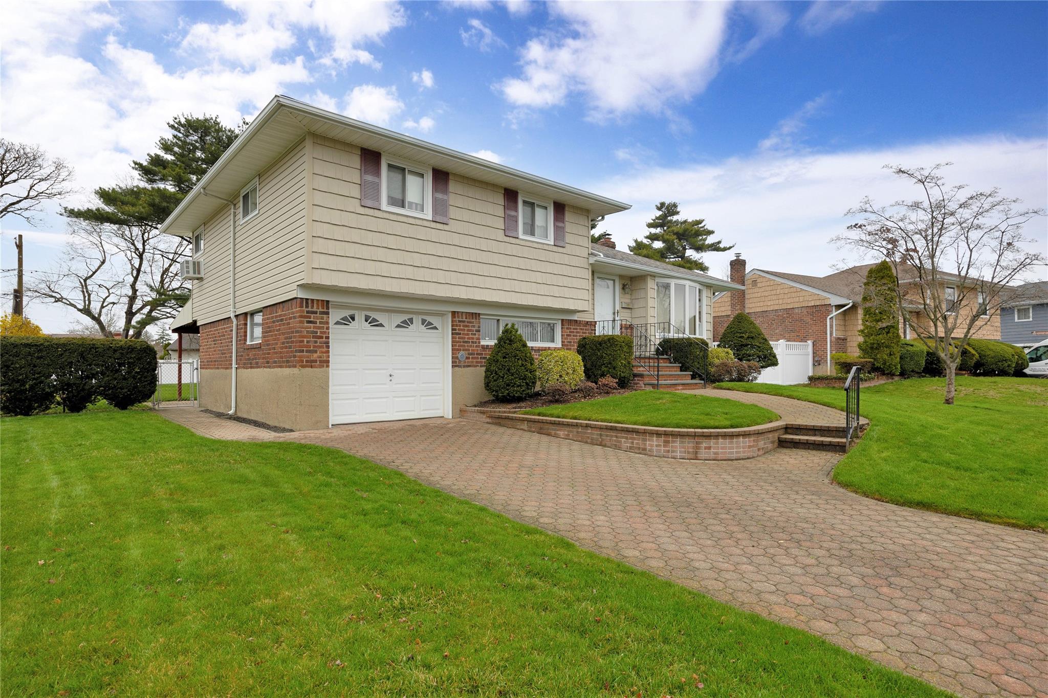 Farmingdale, New York, 11735, United States, 3 Bedrooms Bedrooms, ,2 BathroomsBathrooms,Residential,For Sale,1793248